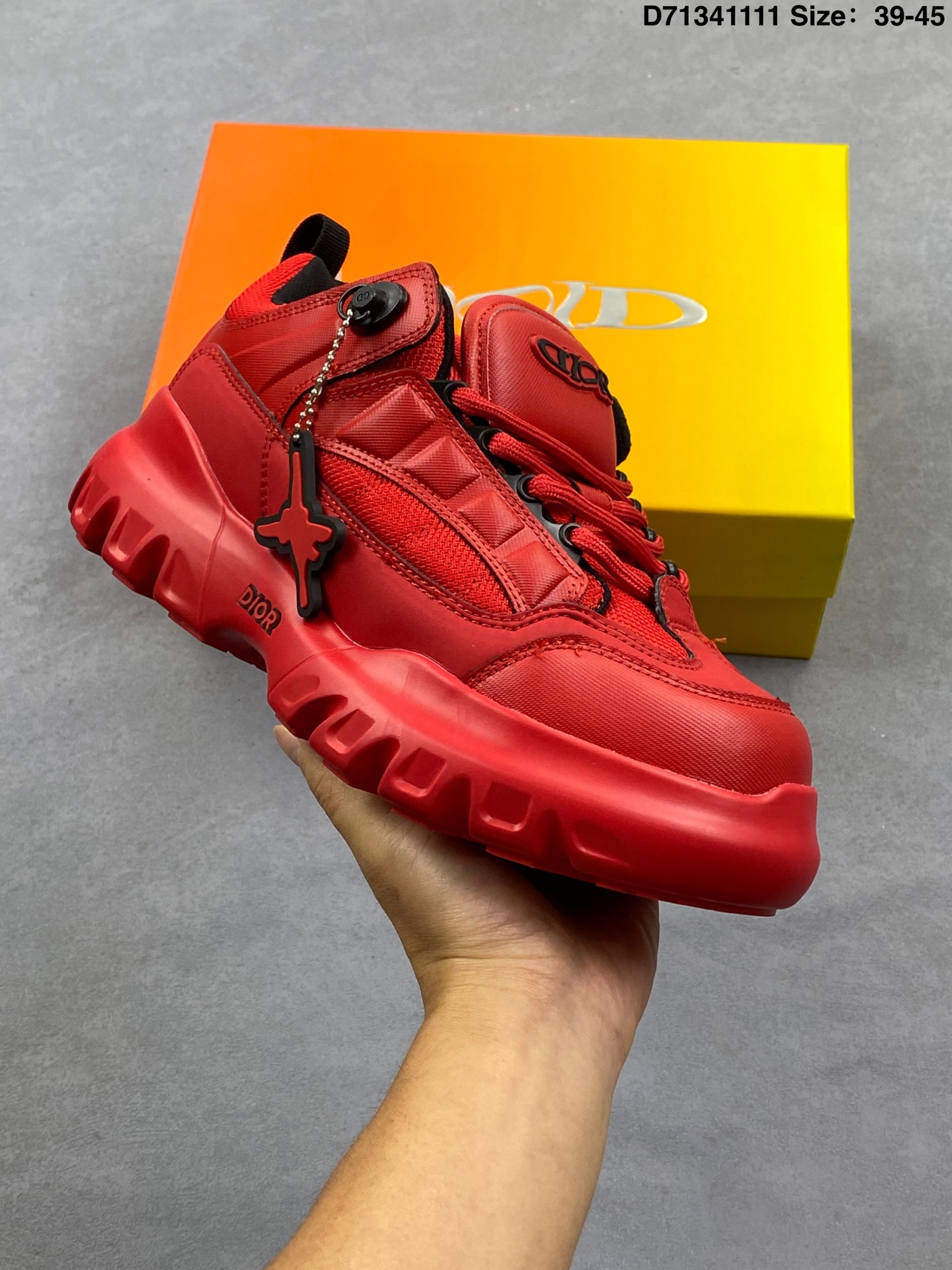 💰170
公司级✅Dior 迪奥网眼织物低帮运动休闲鞋 该款系列采用黑网色眼织物白和色科技料面精心制 作图形标志 外格轻盈的刻雕效果橡胶鞋搭底配标志性点的缀提升格调 内弹部力细节塑造想理的舒适穿着体验可与各休式闲造型配搭 彰显尚时现代的运风动范 尺码:如图
D71341111