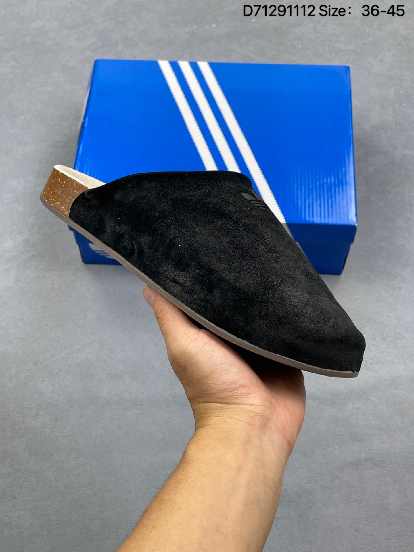 【新品🔥】阿迪达斯 adidasADIMULE舒适休闲拖鞋 穆勒鞋男女新款阿迪达斯官方三叶草 adidas Originals Adimule 拖鞋:复古舒适,百搭之选,包头拖鞋,它是时尚与舒适的结晶,让我一上脚就爱上!这款 Adimule 拖鞋的棕色很有复古感,能轻松拿捏各种风格.它的设计基于经典木底鞋轮廓,圆润的包头造型搭配简约的鞋面线条,尽显优雅气质.翻毛皮材质的鞋面,手感柔软细腻,摸起来那叫一个舒服,轻松提升整体造型档次,无论是搭配休闲裤还是牛仔裤,都能轻松驾驭.软木鞋床是这款拖鞋的一大亮点,它能根据脚步形态塑造出贴合脚型的支撑,就像踩在云朵上一样,给予双脚全方位的承托,长时间穿着也不会累.内衬采用舒适材质,亲肤透气,让双脚在鞋内自由呼吸,即使在炎热的夏日,也能保持干爽.橡胶外底自带防滑条纹,抓地力强,不管是走在光滑的瓷砖还是湿滑的地面,都能稳稳当当. 货号: JP8729 D71291112