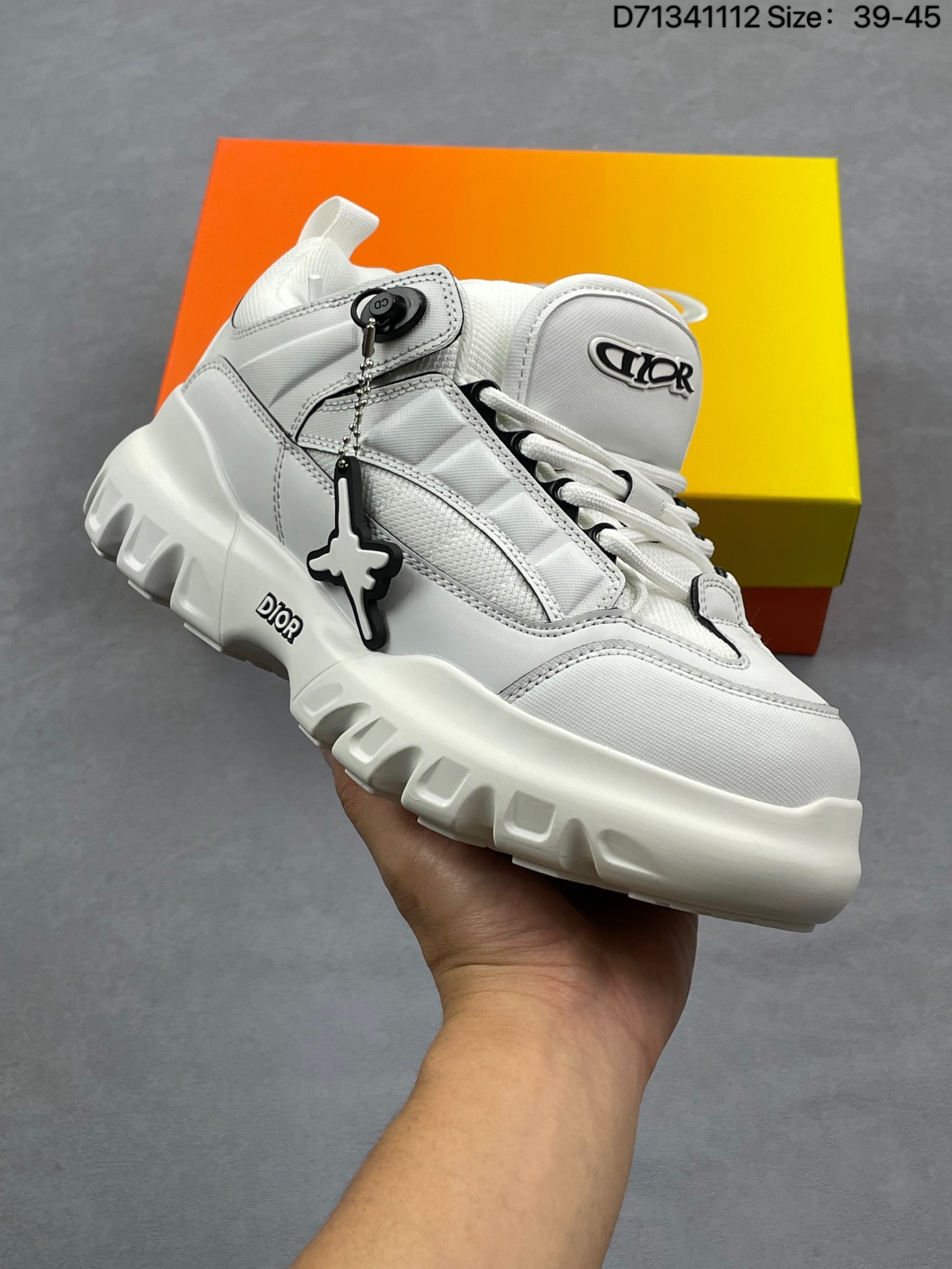 💰170
公司级✅Dior 迪奥网眼织物低帮运动休闲鞋 该款系列采用黑网色眼织物白和色科技料面精心制 作图形标志 外格轻盈的刻雕效果橡胶鞋搭底配标志性点的缀提升格调 内弹部力细节塑造想理的舒适穿着体验可与各休式闲造型配搭 彰显尚时现代的运风动范 尺码:如图
D71341112