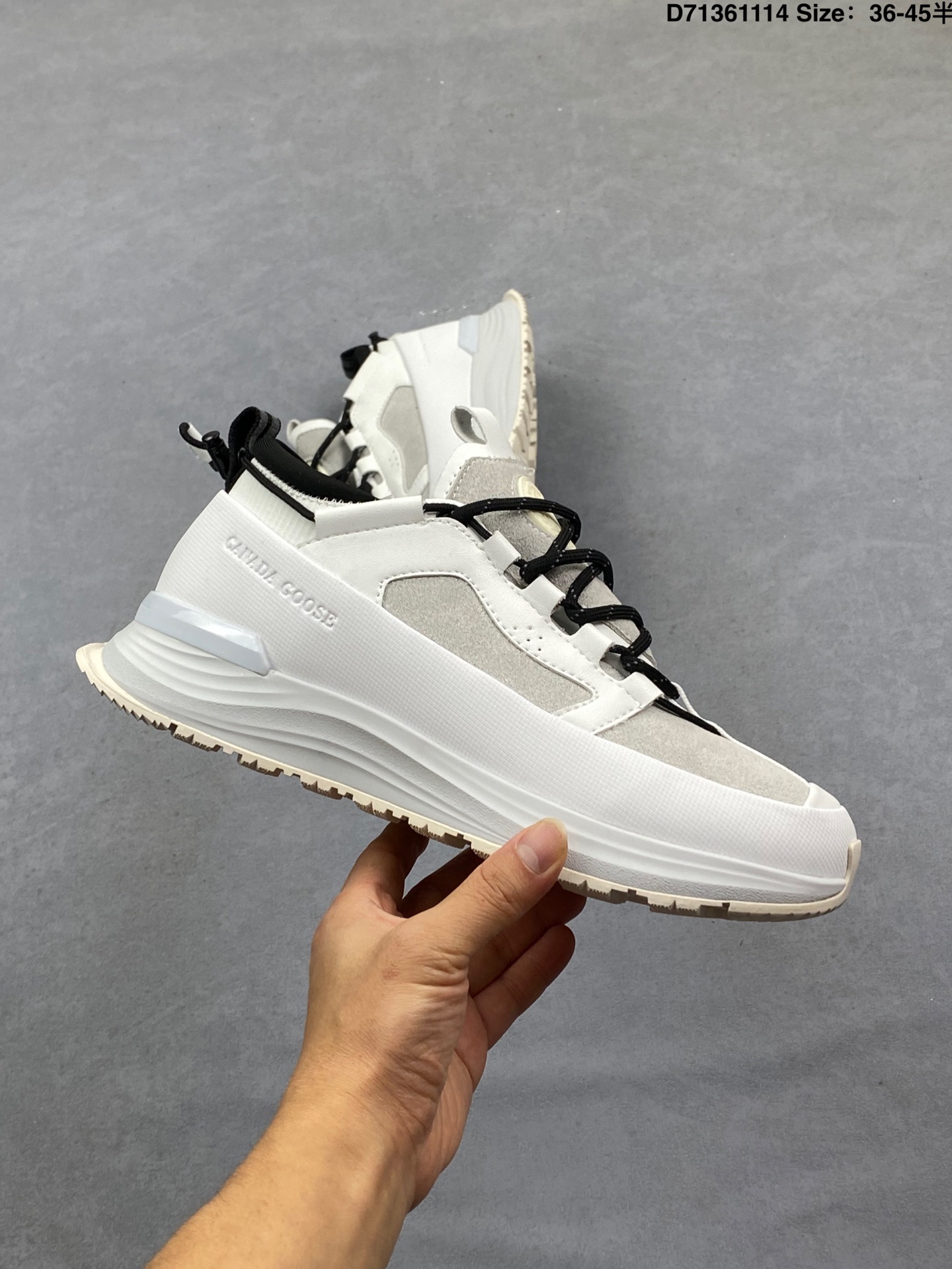 💰180
公司级✅男女鞋原楦开发纸版楦型#采用防水耐磨纤维革组合采用固色翻毛皮与头层皮饰片鞋面材质#中底增高加厚缓震PU组合防滑耐磨锯齿大底❗️秋境无际,逸界前行！加拿大服饰品牌/加拿大鹅Canada Goose Glacier Trail Sneaker冰川越野系列低帮厚底轻量户外登山运动鞋“白黑”7785W
尺码：如图
条码编码：329JLD1114
Canada Goose加拿大鹅推出2024秋冬系列新品，为衣橱增添季节质感，赋予造型多样可能，令你尽情展现个性，以焕新风貌探享无界自然。本季以升级功能性面料与深邃色调为基调，呈现多款个性行装与鞋履配饰单品，轻松应对季节过渡时期的多变气候，无论是畅游在都市街巷，抑或是穿梭于静谧旷野，皆能提供时刻的周到防护，随心前行，万境无拘。以轻盈之姿，跨越四季变换，探寻广袤新境。Canada Goose 加拿大鹅Glacier Trail运动鞋采用创新透气的HDry®技术制成，优异性能与多样功能性融入时尚设计中，多款清新、自然的全新配色，轻松适配不同场景，与你一同游弋都市街头，或邂逅自然秘境，踏遍精彩旅途。
D71361114