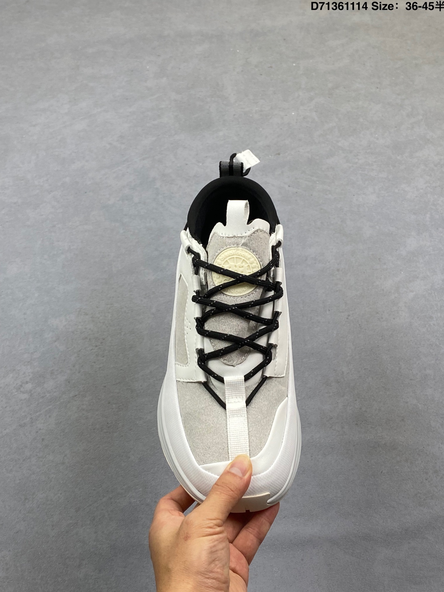 💰180
公司级✅男女鞋原楦开发纸版楦型#采用防水耐磨纤维革组合采用固色翻毛皮与头层皮饰片鞋面材质#中底增高加厚缓震PU组合防滑耐磨锯齿大底❗️秋境无际,逸界前行！加拿大服饰品牌/加拿大鹅Canada Goose Glacier Trail Sneaker冰川越野系列低帮厚底轻量户外登山运动鞋“白黑”7785W
尺码：如图
条码编码：329JLD1114
Canada Goose加拿大鹅推出2024秋冬系列新品，为衣橱增添季节质感，赋予造型多样可能，令你尽情展现个性，以焕新风貌探享无界自然。本季以升级功能性面料与深邃色调为基调，呈现多款个性行装与鞋履配饰单品，轻松应对季节过渡时期的多变气候，无论是畅游在都市街巷，抑或是穿梭于静谧旷野，皆能提供时刻的周到防护，随心前行，万境无拘。以轻盈之姿，跨越四季变换，探寻广袤新境。Canada Goose 加拿大鹅Glacier Trail运动鞋采用创新透气的HDry®技术制成，优异性能与多样功能性融入时尚设计中，多款清新、自然的全新配色，轻松适配不同场景，与你一同游弋都市街头，或邂逅自然秘境，踏遍精彩旅途。
D71361114