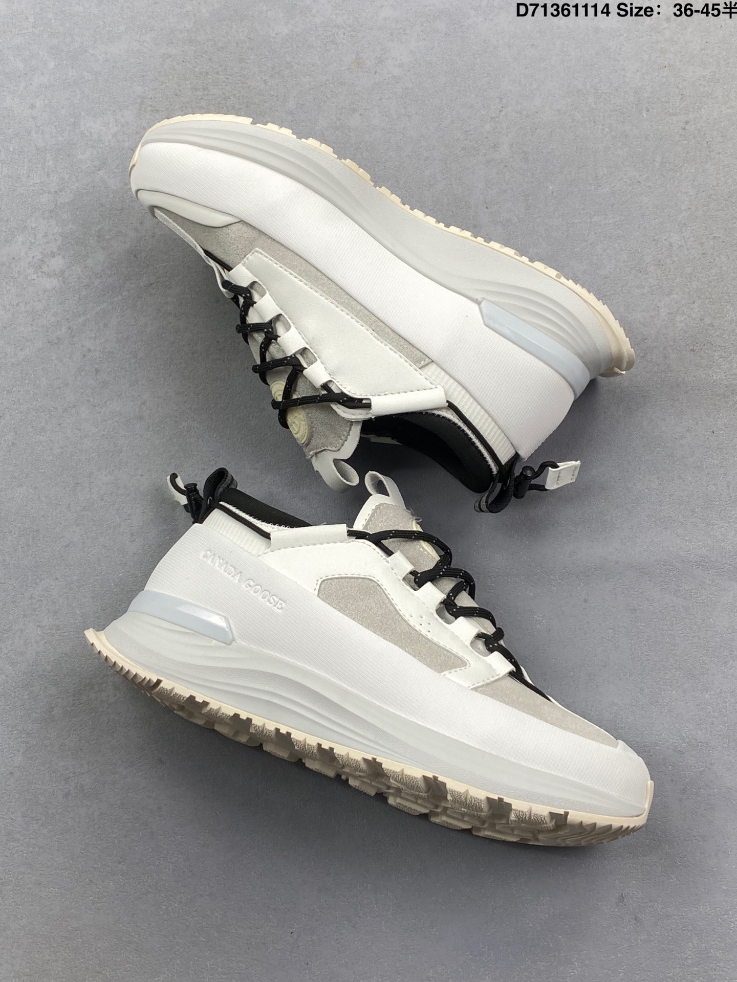 💰180
公司级✅男女鞋原楦开发纸版楦型#采用防水耐磨纤维革组合采用固色翻毛皮与头层皮饰片鞋面材质#中底增高加厚缓震PU组合防滑耐磨锯齿大底❗️秋境无际,逸界前行！加拿大服饰品牌/加拿大鹅Canada Goose Glacier Trail Sneaker冰川越野系列低帮厚底轻量户外登山运动鞋“白黑”7785W
尺码：如图
条码编码：329JLD1114
Canada Goose加拿大鹅推出2024秋冬系列新品，为衣橱增添季节质感，赋予造型多样可能，令你尽情展现个性，以焕新风貌探享无界自然。本季以升级功能性面料与深邃色调为基调，呈现多款个性行装与鞋履配饰单品，轻松应对季节过渡时期的多变气候，无论是畅游在都市街巷，抑或是穿梭于静谧旷野，皆能提供时刻的周到防护，随心前行，万境无拘。以轻盈之姿，跨越四季变换，探寻广袤新境。Canada Goose 加拿大鹅Glacier Trail运动鞋采用创新透气的HDry®技术制成，优异性能与多样功能性融入时尚设计中，多款清新、自然的全新配色，轻松适配不同场景，与你一同游弋都市街头，或邂逅自然秘境，踏遍精彩旅途。
D71361114