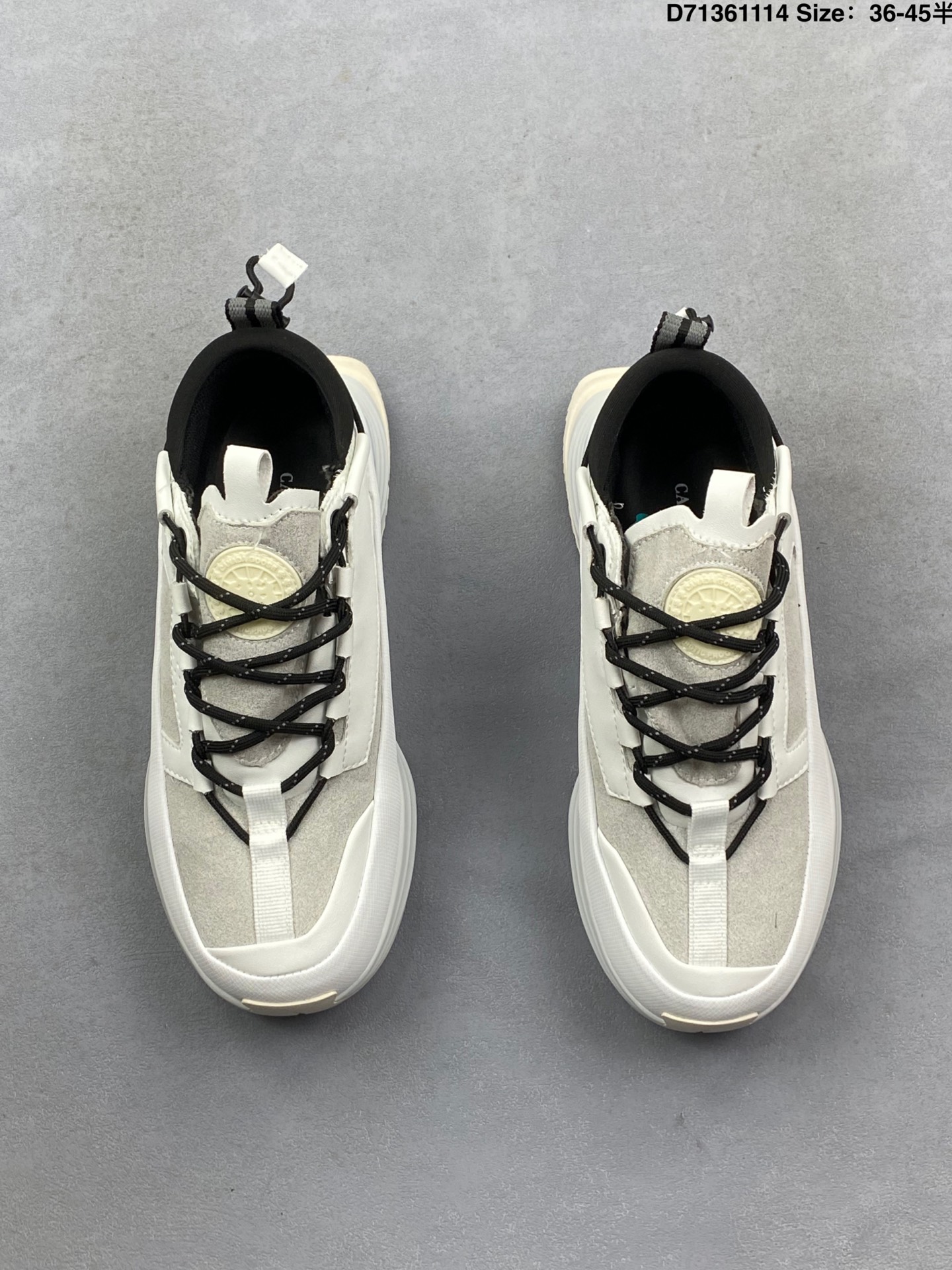 💰180
公司级✅男女鞋原楦开发纸版楦型#采用防水耐磨纤维革组合采用固色翻毛皮与头层皮饰片鞋面材质#中底增高加厚缓震PU组合防滑耐磨锯齿大底❗️秋境无际,逸界前行！加拿大服饰品牌/加拿大鹅Canada Goose Glacier Trail Sneaker冰川越野系列低帮厚底轻量户外登山运动鞋“白黑”7785W
尺码：如图
条码编码：329JLD1114
Canada Goose加拿大鹅推出2024秋冬系列新品，为衣橱增添季节质感，赋予造型多样可能，令你尽情展现个性，以焕新风貌探享无界自然。本季以升级功能性面料与深邃色调为基调，呈现多款个性行装与鞋履配饰单品，轻松应对季节过渡时期的多变气候，无论是畅游在都市街巷，抑或是穿梭于静谧旷野，皆能提供时刻的周到防护，随心前行，万境无拘。以轻盈之姿，跨越四季变换，探寻广袤新境。Canada Goose 加拿大鹅Glacier Trail运动鞋采用创新透气的HDry®技术制成，优异性能与多样功能性融入时尚设计中，多款清新、自然的全新配色，轻松适配不同场景，与你一同游弋都市街头，或邂逅自然秘境，踏遍精彩旅途。
D71361114