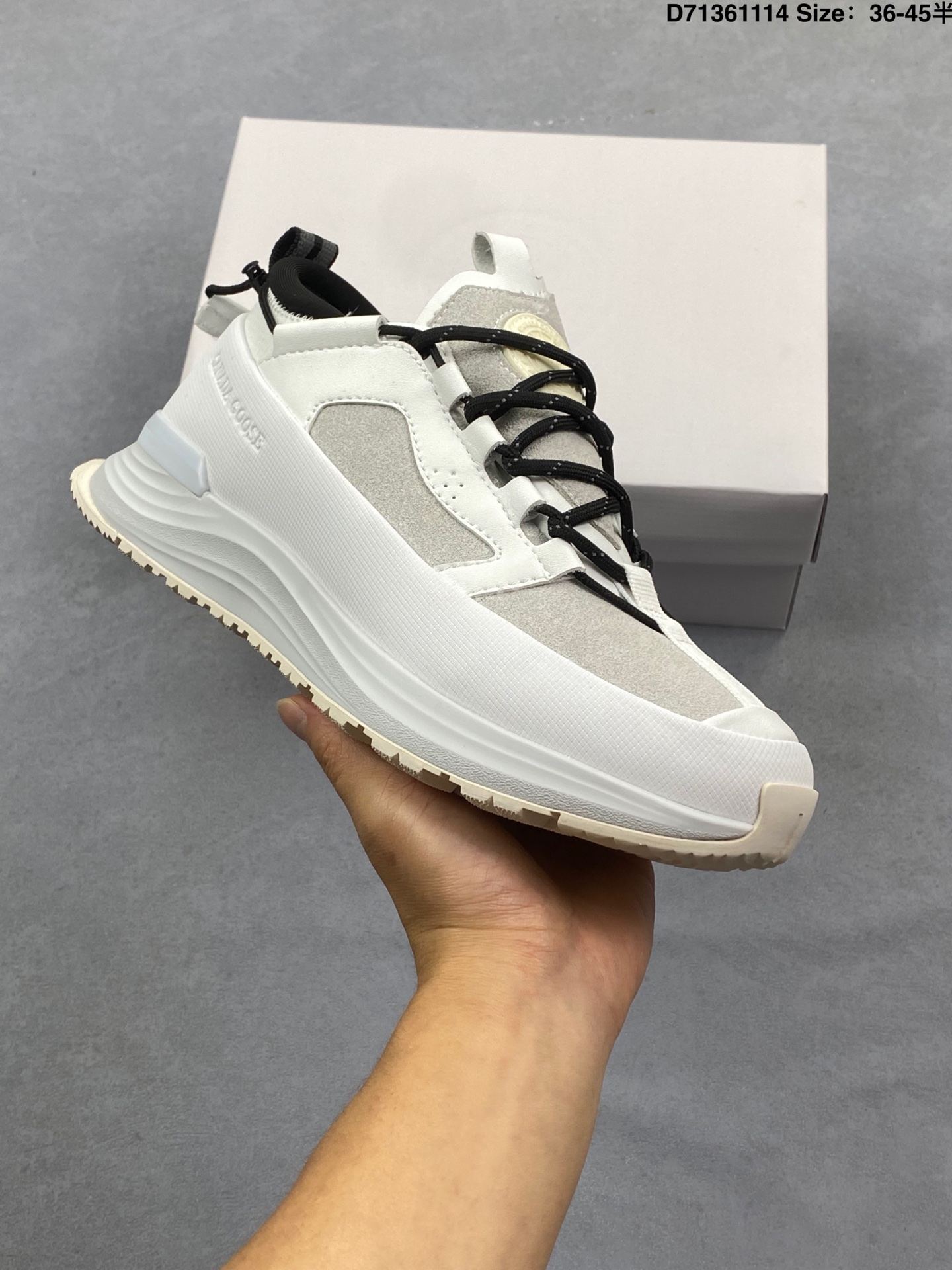 💰180
公司级✅男女鞋原楦开发纸版楦型#采用防水耐磨纤维革组合采用固色翻毛皮与头层皮饰片鞋面材质#中底增高加厚缓震PU组合防滑耐磨锯齿大底❗️秋境无际,逸界前行！加拿大服饰品牌/加拿大鹅Canada Goose Glacier Trail Sneaker冰川越野系列低帮厚底轻量户外登山运动鞋“白黑”7785W
尺码：如图
条码编码：329JLD1114
Canada Goose加拿大鹅推出2024秋冬系列新品，为衣橱增添季节质感，赋予造型多样可能，令你尽情展现个性，以焕新风貌探享无界自然。本季以升级功能性面料与深邃色调为基调，呈现多款个性行装与鞋履配饰单品，轻松应对季节过渡时期的多变气候，无论是畅游在都市街巷，抑或是穿梭于静谧旷野，皆能提供时刻的周到防护，随心前行，万境无拘。以轻盈之姿，跨越四季变换，探寻广袤新境。Canada Goose 加拿大鹅Glacier Trail运动鞋采用创新透气的HDry®技术制成，优异性能与多样功能性融入时尚设计中，多款清新、自然的全新配色，轻松适配不同场景，与你一同游弋都市街头，或邂逅自然秘境，踏遍精彩旅途。
D71361114