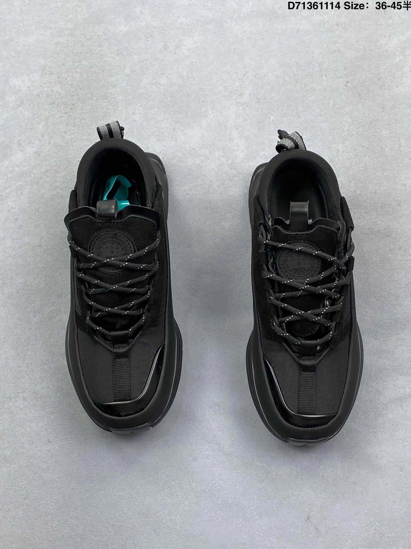 💰180
公司级✅男女鞋原楦开发纸版楦型#采用防水耐磨纤维革组合采用固色翻毛皮与头层皮饰片鞋面材质#中底增高加厚缓震PU组合防滑耐磨锯齿大底❗️秋境无际,逸界前行！加拿大服饰品牌/加拿大鹅Canada Goose Glacier Trail Sneaker冰川越野系列低帮厚底轻量户外登山运动鞋“白黑”7785W
尺码：如图
条码编码：329JLD1114
Canada Goose加拿大鹅推出2024秋冬系列新品，为衣橱增添季节质感，赋予造型多样可能，令你尽情展现个性，以焕新风貌探享无界自然。本季以升级功能性面料与深邃色调为基调，呈现多款个性行装与鞋履配饰单品，轻松应对季节过渡时期的多变气候，无论是畅游在都市街巷，抑或是穿梭于静谧旷野，皆能提供时刻的周到防护，随心前行，万境无拘。以轻盈之姿，跨越四季变换，探寻广袤新境。Canada Goose 加拿大鹅Glacier Trail运动鞋采用创新透气的HDry®技术制成，优异性能与多样功能性融入时尚设计中，多款清新、自然的全新配色，轻松适配不同场景，与你一同游弋都市街头，或邂逅自然秘境，踏遍精彩旅途。
D71361114