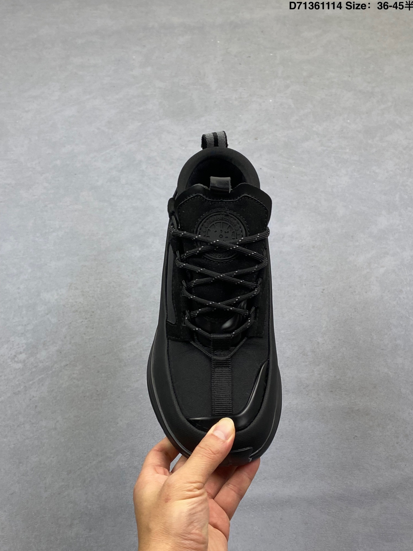 💰180
公司级✅男女鞋原楦开发纸版楦型#采用防水耐磨纤维革组合采用固色翻毛皮与头层皮饰片鞋面材质#中底增高加厚缓震PU组合防滑耐磨锯齿大底❗️秋境无际,逸界前行！加拿大服饰品牌/加拿大鹅Canada Goose Glacier Trail Sneaker冰川越野系列低帮厚底轻量户外登山运动鞋“白黑”7785W
尺码：如图
条码编码：329JLD1114
Canada Goose加拿大鹅推出2024秋冬系列新品，为衣橱增添季节质感，赋予造型多样可能，令你尽情展现个性，以焕新风貌探享无界自然。本季以升级功能性面料与深邃色调为基调，呈现多款个性行装与鞋履配饰单品，轻松应对季节过渡时期的多变气候，无论是畅游在都市街巷，抑或是穿梭于静谧旷野，皆能提供时刻的周到防护，随心前行，万境无拘。以轻盈之姿，跨越四季变换，探寻广袤新境。Canada Goose 加拿大鹅Glacier Trail运动鞋采用创新透气的HDry®技术制成，优异性能与多样功能性融入时尚设计中，多款清新、自然的全新配色，轻松适配不同场景，与你一同游弋都市街头，或邂逅自然秘境，踏遍精彩旅途。
D71361114