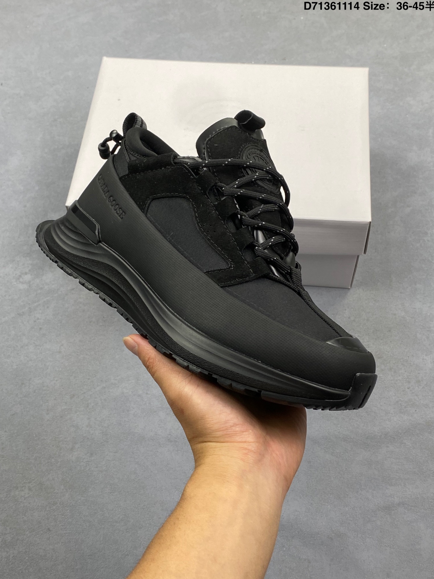 💰180
公司级✅男女鞋原楦开发纸版楦型#采用防水耐磨纤维革组合采用固色翻毛皮与头层皮饰片鞋面材质#中底增高加厚缓震PU组合防滑耐磨锯齿大底❗️秋境无际,逸界前行！加拿大服饰品牌/加拿大鹅Canada Goose Glacier Trail Sneaker冰川越野系列低帮厚底轻量户外登山运动鞋“白黑”7785W
尺码：如图
条码编码：329JLD1114
Canada Goose加拿大鹅推出2024秋冬系列新品，为衣橱增添季节质感，赋予造型多样可能，令你尽情展现个性，以焕新风貌探享无界自然。本季以升级功能性面料与深邃色调为基调，呈现多款个性行装与鞋履配饰单品，轻松应对季节过渡时期的多变气候，无论是畅游在都市街巷，抑或是穿梭于静谧旷野，皆能提供时刻的周到防护，随心前行，万境无拘。以轻盈之姿，跨越四季变换，探寻广袤新境。Canada Goose 加拿大鹅Glacier Trail运动鞋采用创新透气的HDry®技术制成，优异性能与多样功能性融入时尚设计中，多款清新、自然的全新配色，轻松适配不同场景，与你一同游弋都市街头，或邂逅自然秘境，踏遍精彩旅途。
D71361114