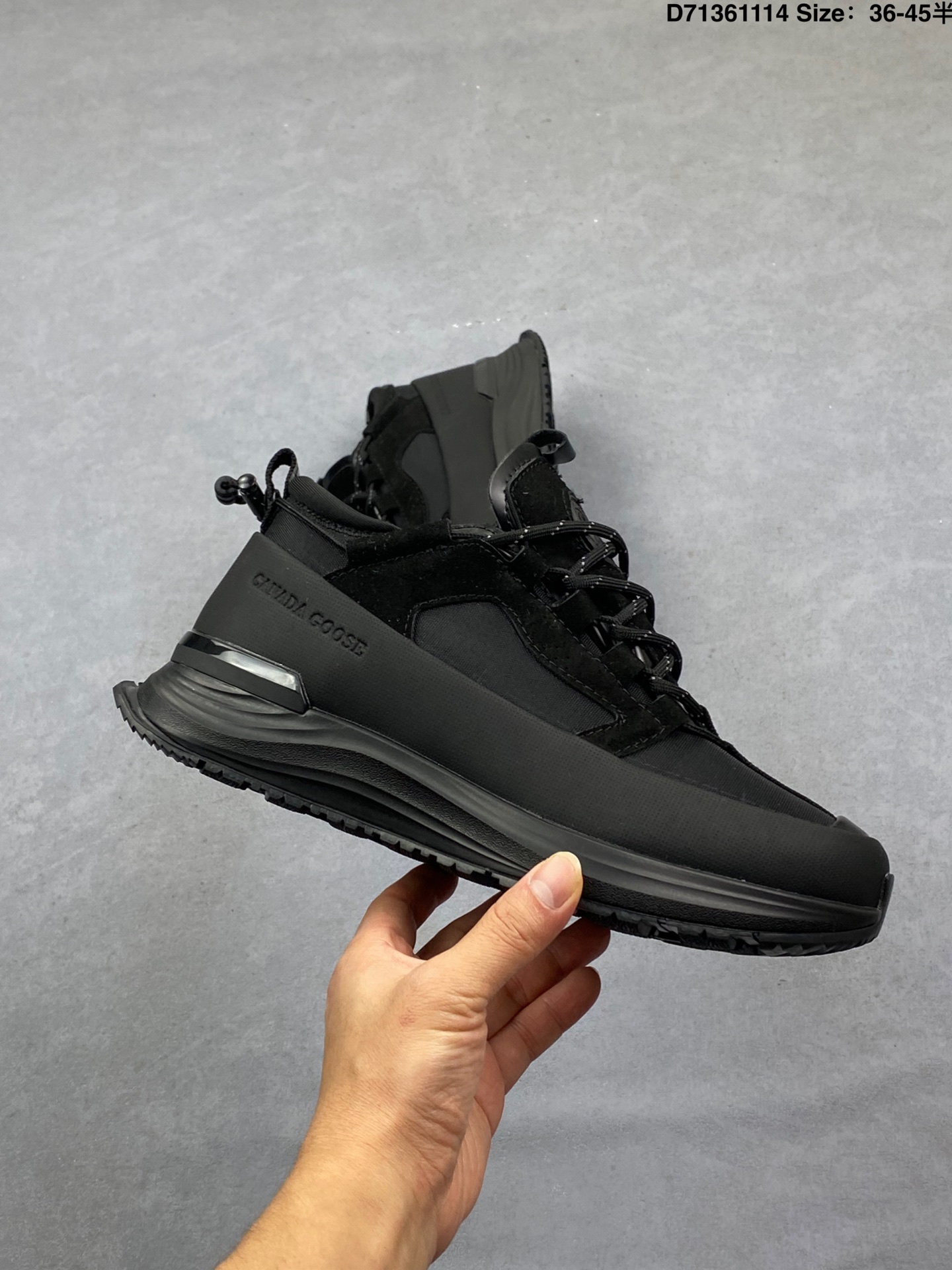 💰180
公司级✅男女鞋原楦开发纸版楦型#采用防水耐磨纤维革组合采用固色翻毛皮与头层皮饰片鞋面材质#中底增高加厚缓震PU组合防滑耐磨锯齿大底❗️秋境无际,逸界前行！加拿大服饰品牌/加拿大鹅Canada Goose Glacier Trail Sneaker冰川越野系列低帮厚底轻量户外登山运动鞋“白黑”7785W
尺码：如图
条码编码：329JLD1114
Canada Goose加拿大鹅推出2024秋冬系列新品，为衣橱增添季节质感，赋予造型多样可能，令你尽情展现个性，以焕新风貌探享无界自然。本季以升级功能性面料与深邃色调为基调，呈现多款个性行装与鞋履配饰单品，轻松应对季节过渡时期的多变气候，无论是畅游在都市街巷，抑或是穿梭于静谧旷野，皆能提供时刻的周到防护，随心前行，万境无拘。以轻盈之姿，跨越四季变换，探寻广袤新境。Canada Goose 加拿大鹅Glacier Trail运动鞋采用创新透气的HDry®技术制成，优异性能与多样功能性融入时尚设计中，多款清新、自然的全新配色，轻松适配不同场景，与你一同游弋都市街头，或邂逅自然秘境，踏遍精彩旅途。
D71361114