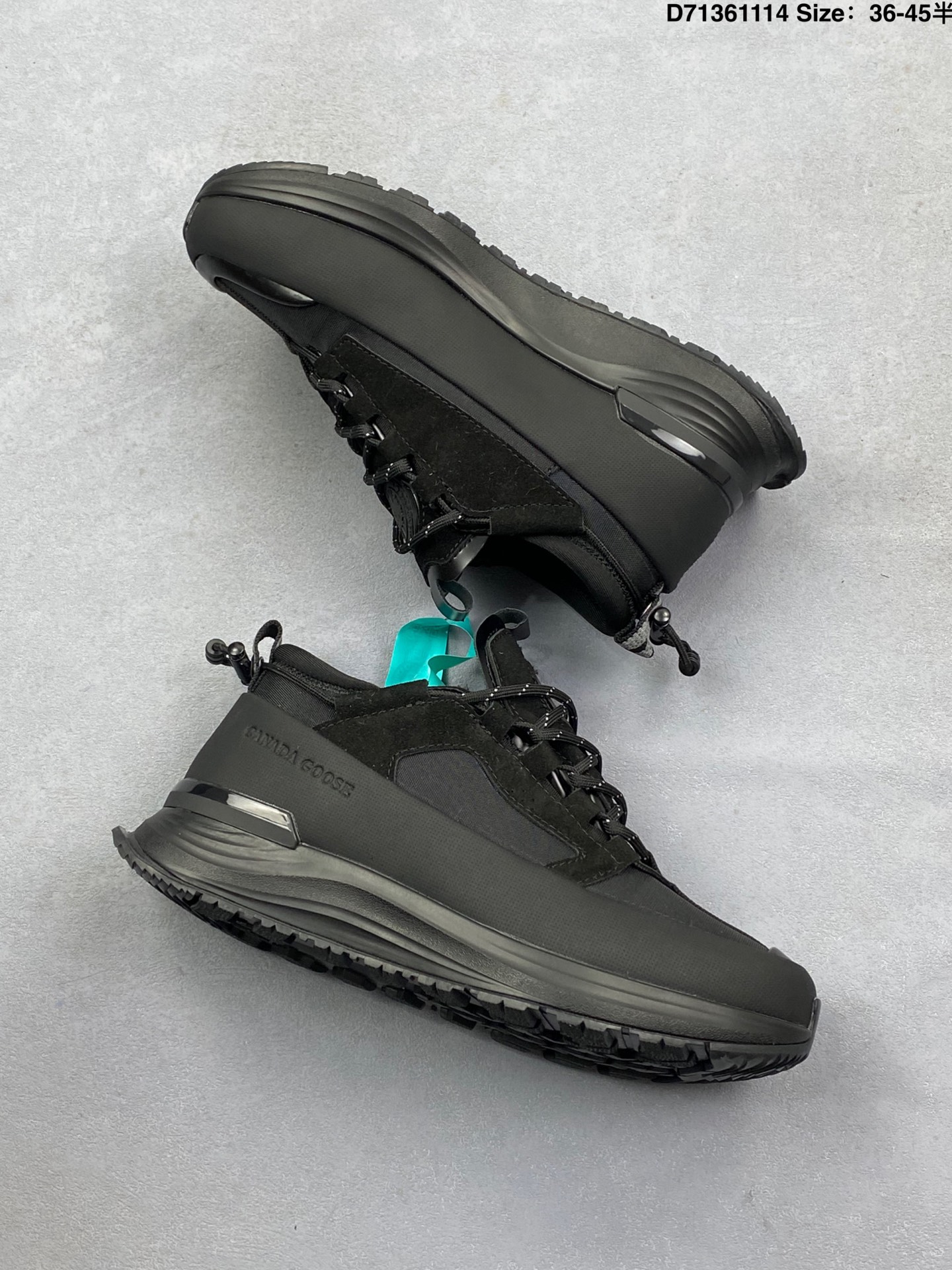 💰180
公司级✅男女鞋原楦开发纸版楦型#采用防水耐磨纤维革组合采用固色翻毛皮与头层皮饰片鞋面材质#中底增高加厚缓震PU组合防滑耐磨锯齿大底❗️秋境无际,逸界前行！加拿大服饰品牌/加拿大鹅Canada Goose Glacier Trail Sneaker冰川越野系列低帮厚底轻量户外登山运动鞋“白黑”7785W
尺码：如图
条码编码：329JLD1114
Canada Goose加拿大鹅推出2024秋冬系列新品，为衣橱增添季节质感，赋予造型多样可能，令你尽情展现个性，以焕新风貌探享无界自然。本季以升级功能性面料与深邃色调为基调，呈现多款个性行装与鞋履配饰单品，轻松应对季节过渡时期的多变气候，无论是畅游在都市街巷，抑或是穿梭于静谧旷野，皆能提供时刻的周到防护，随心前行，万境无拘。以轻盈之姿，跨越四季变换，探寻广袤新境。Canada Goose 加拿大鹅Glacier Trail运动鞋采用创新透气的HDry®技术制成，优异性能与多样功能性融入时尚设计中，多款清新、自然的全新配色，轻松适配不同场景，与你一同游弋都市街头，或邂逅自然秘境，踏遍精彩旅途。
D71361114