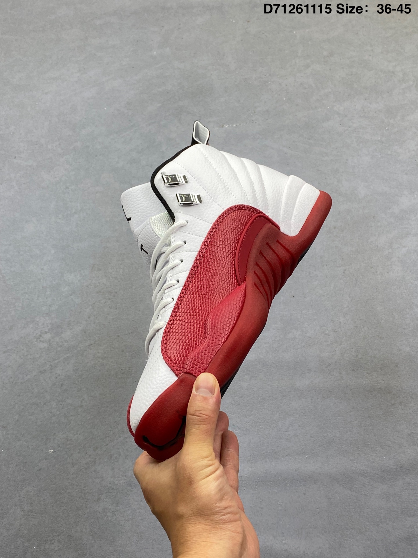 💰130
Air Jordan 12 Retro 复刻男子运动鞋重现设计师汀克·哈特菲尔德广受赞誉的 1996 年鞋款设计,后者率先将 Zoom Air 缓震配置引入经典系列。鞋面采用优质材料,打造当季潮流风范。
优质材质组合鞋面,实现出色耐穿性
泡绵中底搭载全掌型 Zoom Air 缓震配置,塑就出众回弹的缓震效果
碳纤维稳定片
橡胶外底
货号:CT8013-150
尺码:36-45
D71261115
编码:120026