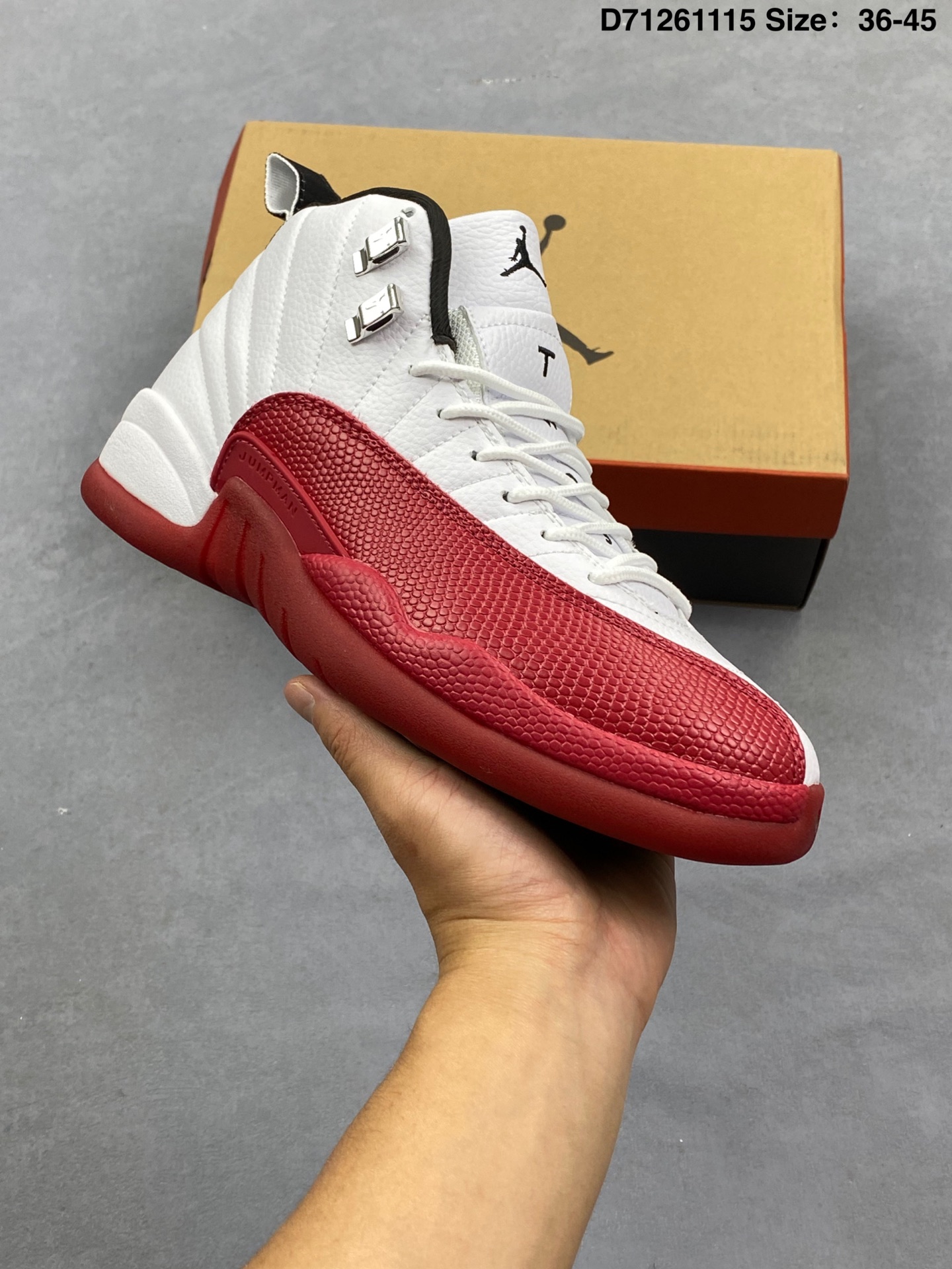 💰130
Air Jordan 12 Retro 复刻男子运动鞋重现设计师汀克·哈特菲尔德广受赞誉的 1996 年鞋款设计，后者率先将 Zoom Air 缓震配置引入经典系列。鞋面采用优质材料，打造当季潮流风范。
优质材质组合鞋面，实现出色耐穿性
泡绵中底搭载全掌型 Zoom Air 缓震配置，塑就出众回弹的缓震效果
碳纤维稳定片
橡胶外底
货号：CT8013-150
尺码：36-45
D71261115
编码：120026