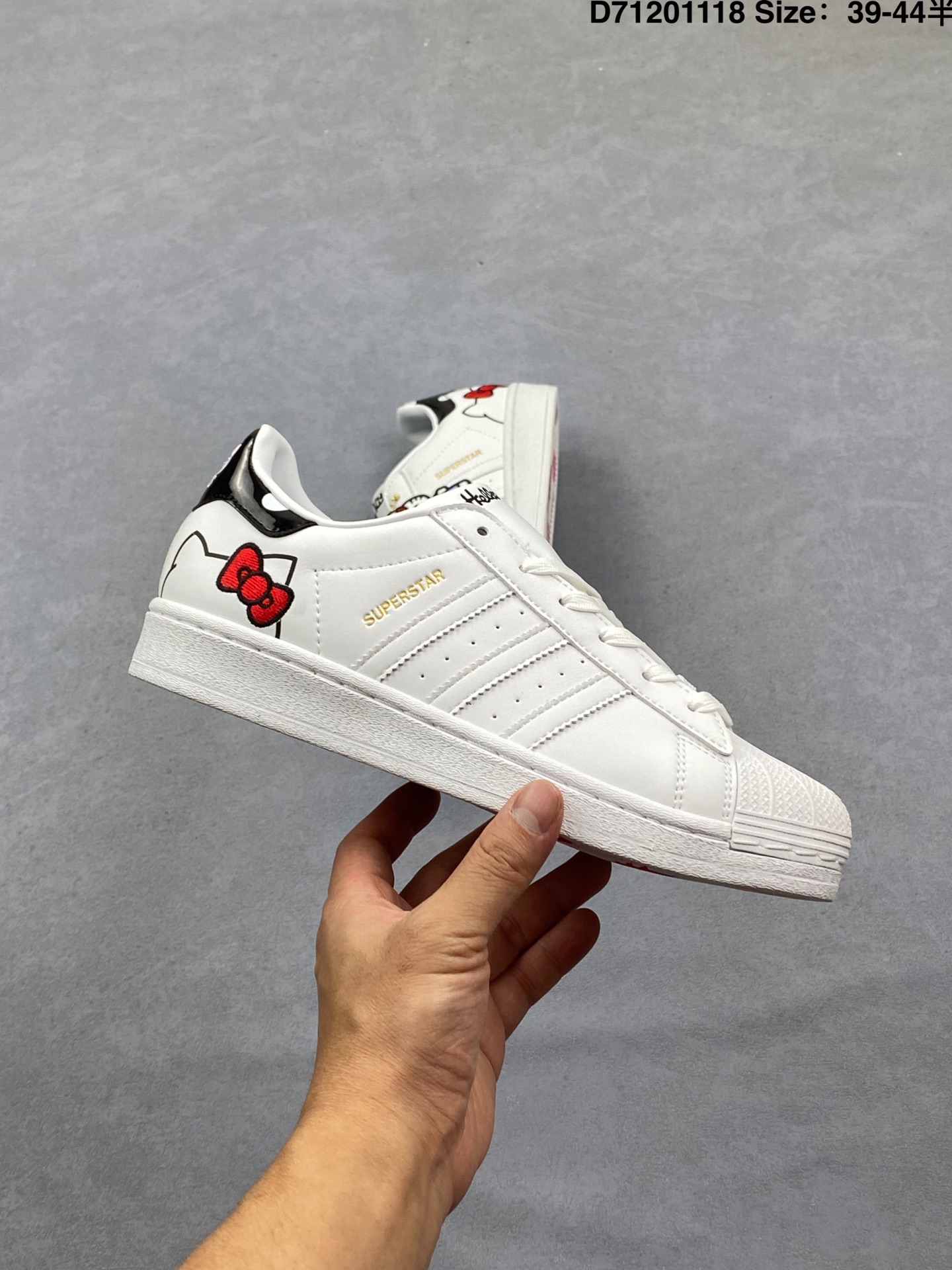 💰100
阿迪达斯adidas三叶草 Originals Superstars”White/Red Laceless“”黑绿 贝壳头弹力带鞋舌经典百搭休闲运动板鞋货号:GY3428与众不同是你的追求。adidas Superstar,自70年代问世以来很快成为潮流先锋,力求以突破界限的态度和不断进化的设计作为立身之本。这款经典鞋,灵感源自”遥远的星系“。由adidas联手迪士尼打造,融合别致配色和图案,致敬《星球大战》中曼达洛人的冒险精神
货号:JP8164
尺码:35 36 36.5 37 38 38.5 39 40 40.5 41 42 42.5 43 44 45
ID:D71201118