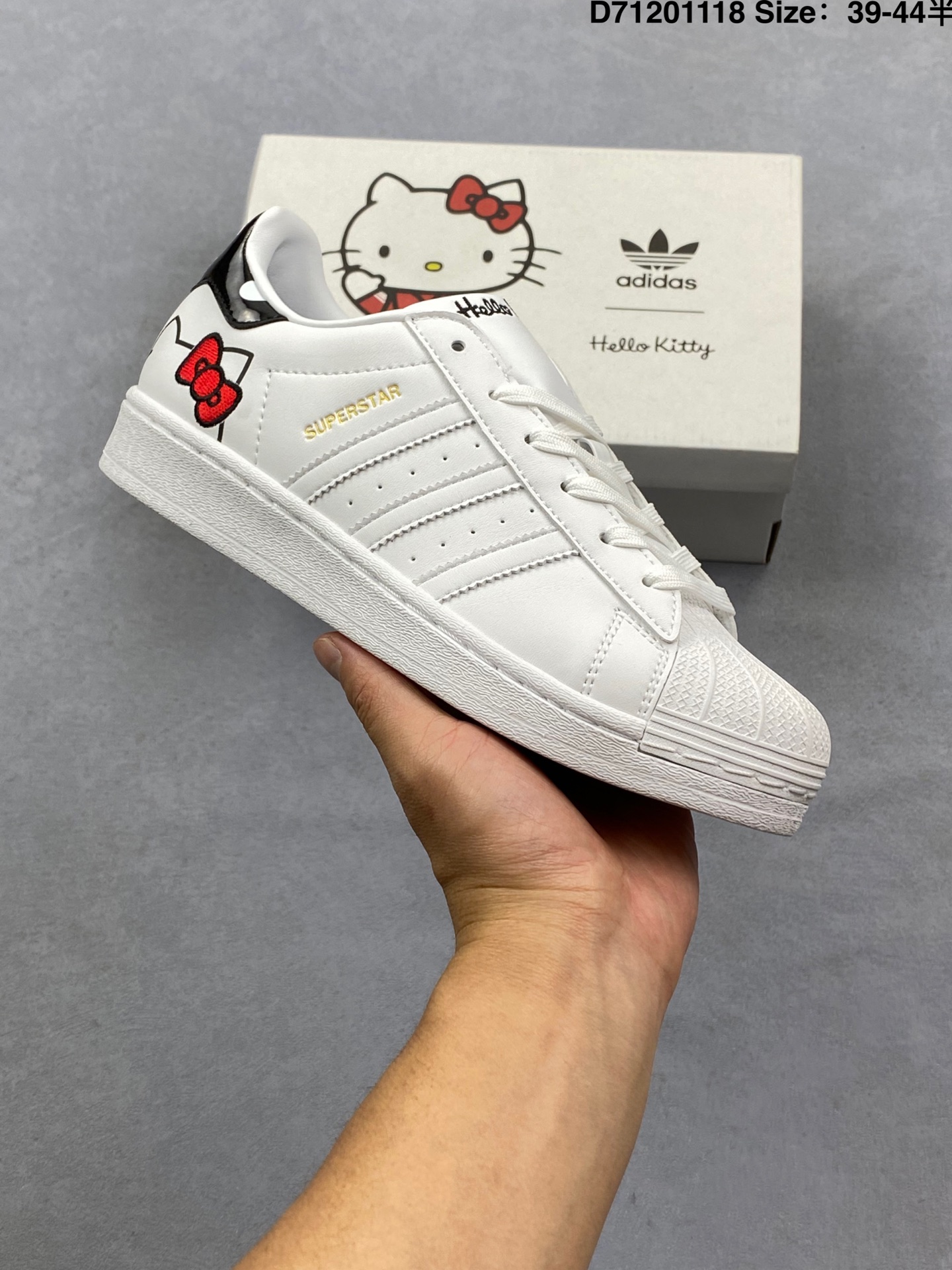 💰100
阿迪达斯adidas三叶草 Originals Superstars”White/Red Laceless“”黑绿 贝壳头弹力带鞋舌经典百搭休闲运动板鞋货号：GY3428与众不同是你的追求。adidas Superstar,自70年代问世以来很快成为潮流先锋，力求以突破界限的态度和不断进化的设计作为立身之本。这款经典鞋，灵感源自”遥远的星系“。由adidas联手迪士尼打造，融合别致配色和图案，致敬《星球大战》中曼达洛人的冒险精神
货号：JP8164
尺码:35 36 36.5 37 38 38.5 39 40 40.5 41 42 42.5 43 44 45
ID:D71201118
