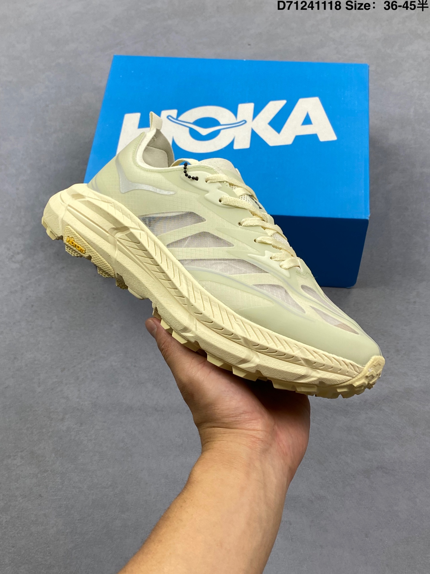 公司级✅Satisfy x HOKA RUNNING MAFATE TRAIL 全新配色 网面透气 运动鞋 此球鞋继承了HOKA的经典越野鞋型MAFATE SPEED4的设计 更在此基础上进行了创新和提升 使得它既适合户外越野跑 又充满了时尚潮流的元素 它的半透明鞋面设计 不仅让鞋身看起来更加轻便 而且提供了良好的透气性 而保护性的防撕裂尼龙面料 则确保了在复杂地形中的耐用性 货号:1157050 ID:D71241118