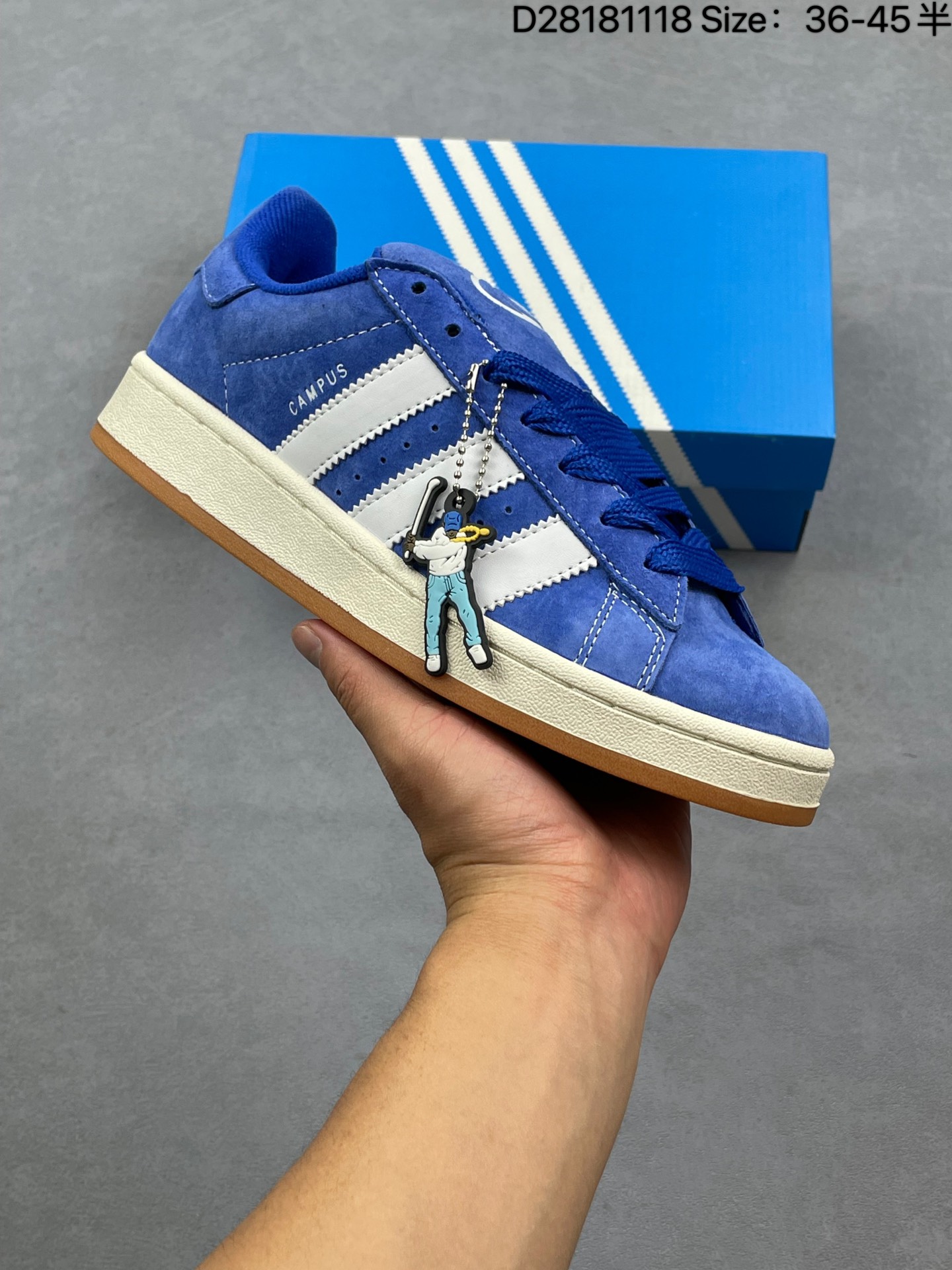 💰90
✅AD Originals Campus 00s 学院系列面包风经典复古低帮百搭休闲运动板鞋 HP6405 原鞋开发 正确版型 市面唯一全鞋采用原厂头层SD皮料 正确宽版鞋盒 清洁度完美 诠释最高工艺 这次 Originals 选择了以经典复古鞋型 Campus 为蓝本打造全新面包鞋 这款鞋型联名不断 冠希当年对它更是钟爱有加 论牌面丝毫不输贝壳头、Forum 等大热鞋型 这次 Campus 一改 80 年代的瘦长造型 鞋舌、鞋身、鞋底甚至细节都变大了 营造出千禧年前后流行的面包鞋宽大廓形 因此鞋名改为 Campus 00s 鞋身采用绒面皮料搭配白色常规皮革 质感上还是延续了经典 Campus 的设计 鞋舌填充更加饱满 让鞋款整体看起来更加圆润 搭配上这款浅蓝配色 「蓝胖子」造型真的很可爱 鞋舌还加入了与以往 Campus 不同的全新三叶草 Logo 令造型更具千禧气息 鞋带也采用了加宽的设计 如果你不喜欢 这次还附送了传统鞋带可以替换 鞋底采用了米黄做旧设计 凸显鞋款的复古年代感 除了清新可人的浅蓝配色 还有一款酷灰配色 造型更加硬朗复古 而且相比浅蓝配色更加耐脏 尺码：36 36⅔ 37⅓ 38 38⅔ 39⅓ 40 40⅔ 41⅓ 42 42⅔ 43⅓ 44 44 ⅓ 45
编码：D28181118