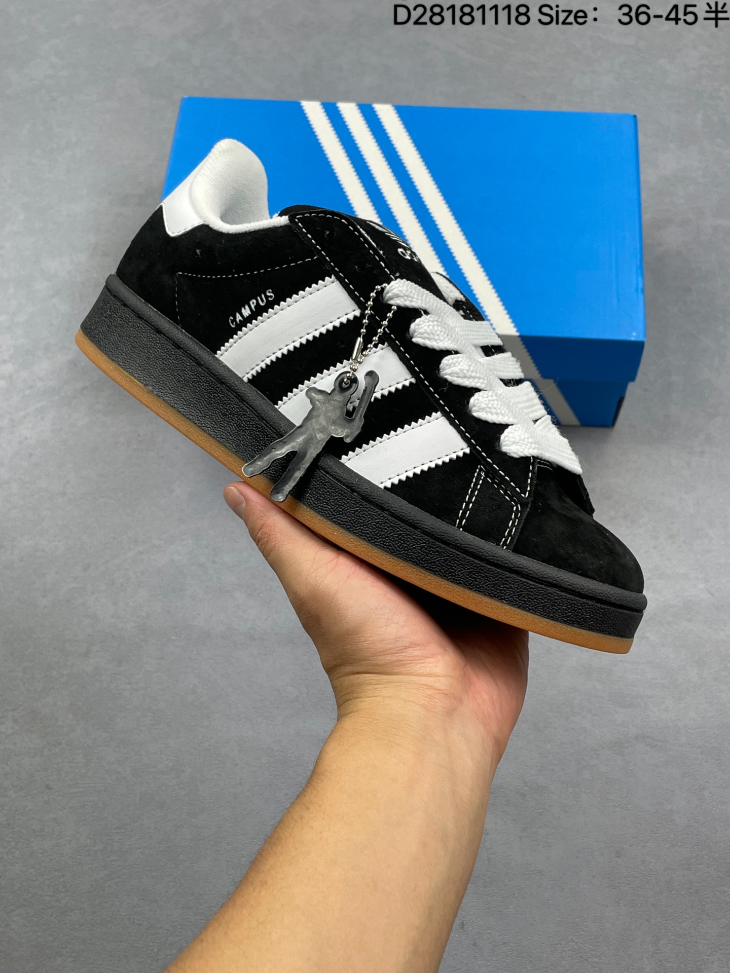 💰90
✅AD Originals Campus 00s 学院系列面包风经典复古低帮百搭休闲运动板鞋 HP6405 原鞋开发 正确版型 市面唯一全鞋采用原厂头层SD皮料 正确宽版鞋盒 清洁度完美 诠释最高工艺 这次 Originals 选择了以经典复古鞋型 Campus 为蓝本打造全新面包鞋 这款鞋型联名不断 冠希当年对它更是钟爱有加 论牌面丝毫不输贝壳头、Forum 等大热鞋型 这次 Campus 一改 80 年代的瘦长造型 鞋舌、鞋身、鞋底甚至细节都变大了 营造出千禧年前后流行的面包鞋宽大廓形 因此鞋名改为 Campus 00s 鞋身采用绒面皮料搭配白色常规皮革 质感上还是延续了经典 Campus 的设计 鞋舌填充更加饱满 让鞋款整体看起来更加圆润 搭配上这款浅蓝配色 「蓝胖子」造型真的很可爱 鞋舌还加入了与以往 Campus 不同的全新三叶草 Logo 令造型更具千禧气息 鞋带也采用了加宽的设计 如果你不喜欢 这次还附送了传统鞋带可以替换 鞋底采用了米黄做旧设计 凸显鞋款的复古年代感 除了清新可人的浅蓝配色 还有一款酷灰配色 造型更加硬朗复古 而且相比浅蓝配色更加耐脏 尺码：36 36⅔ 37⅓ 38 38⅔ 39⅓ 40 40⅔ 41⅓ 42 42⅔ 43⅓ 44 44 ⅓ 45
编码：D28181118
