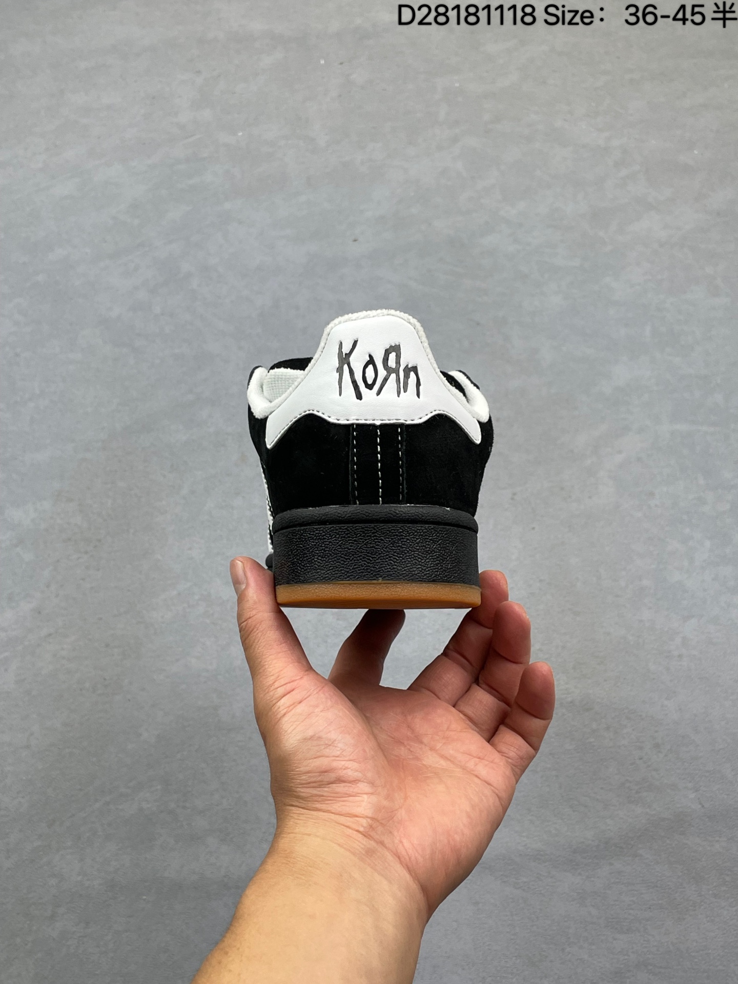 💰90
✅AD Originals Campus 00s 学院系列面包风经典复古低帮百搭休闲运动板鞋 HP6405 原鞋开发 正确版型 市面唯一全鞋采用原厂头层SD皮料 正确宽版鞋盒 清洁度完美 诠释最高工艺 这次 Originals 选择了以经典复古鞋型 Campus 为蓝本打造全新面包鞋 这款鞋型联名不断 冠希当年对它更是钟爱有加 论牌面丝毫不输贝壳头、Forum 等大热鞋型 这次 Campus 一改 80 年代的瘦长造型 鞋舌、鞋身、鞋底甚至细节都变大了 营造出千禧年前后流行的面包鞋宽大廓形 因此鞋名改为 Campus 00s 鞋身采用绒面皮料搭配白色常规皮革 质感上还是延续了经典 Campus 的设计 鞋舌填充更加饱满 让鞋款整体看起来更加圆润 搭配上这款浅蓝配色 「蓝胖子」造型真的很可爱 鞋舌还加入了与以往 Campus 不同的全新三叶草 Logo 令造型更具千禧气息 鞋带也采用了加宽的设计 如果你不喜欢 这次还附送了传统鞋带可以替换 鞋底采用了米黄做旧设计 凸显鞋款的复古年代感 除了清新可人的浅蓝配色 还有一款酷灰配色 造型更加硬朗复古 而且相比浅蓝配色更加耐脏 尺码:36 36⅔ 37⅓ 38 38⅔ 39⅓ 40 40⅔ 41⅓ 42 42⅔ 43⅓ 44 44 ⅓ 45
编码:D28181118