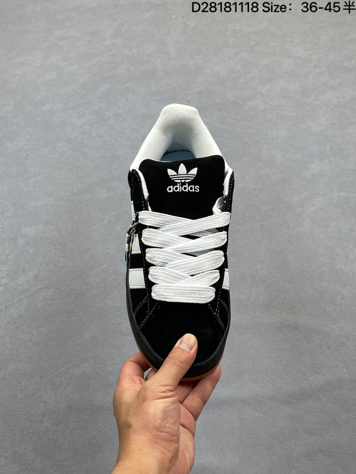 💰90
✅AD Originals Campus 00s 学院系列面包风经典复古低帮百搭休闲运动板鞋 HP6405 原鞋开发 正确版型 市面唯一全鞋采用原厂头层SD皮料 正确宽版鞋盒 清洁度完美 诠释最高工艺 这次 Originals 选择了以经典复古鞋型 Campus 为蓝本打造全新面包鞋 这款鞋型联名不断 冠希当年对它更是钟爱有加 论牌面丝毫不输贝壳头、Forum 等大热鞋型 这次 Campus 一改 80 年代的瘦长造型 鞋舌、鞋身、鞋底甚至细节都变大了 营造出千禧年前后流行的面包鞋宽大廓形 因此鞋名改为 Campus 00s 鞋身采用绒面皮料搭配白色常规皮革 质感上还是延续了经典 Campus 的设计 鞋舌填充更加饱满 让鞋款整体看起来更加圆润 搭配上这款浅蓝配色 「蓝胖子」造型真的很可爱 鞋舌还加入了与以往 Campus 不同的全新三叶草 Logo 令造型更具千禧气息 鞋带也采用了加宽的设计 如果你不喜欢 这次还附送了传统鞋带可以替换 鞋底采用了米黄做旧设计 凸显鞋款的复古年代感 除了清新可人的浅蓝配色 还有一款酷灰配色 造型更加硬朗复古 而且相比浅蓝配色更加耐脏 尺码:36 36⅔ 37⅓ 38 38⅔ 39⅓ 40 40⅔ 41⅓ 42 42⅔ 43⅓ 44 44 ⅓ 45
编码:D28181118