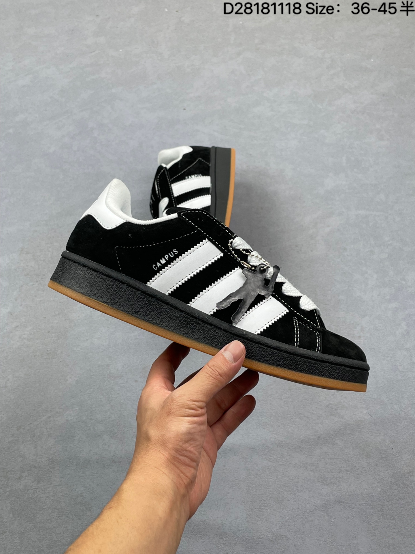💰90
✅AD Originals Campus 00s 学院系列面包风经典复古低帮百搭休闲运动板鞋 HP6405 原鞋开发 正确版型 市面唯一全鞋采用原厂头层SD皮料 正确宽版鞋盒 清洁度完美 诠释最高工艺 这次 Originals 选择了以经典复古鞋型 Campus 为蓝本打造全新面包鞋 这款鞋型联名不断 冠希当年对它更是钟爱有加 论牌面丝毫不输贝壳头、Forum 等大热鞋型 这次 Campus 一改 80 年代的瘦长造型 鞋舌、鞋身、鞋底甚至细节都变大了 营造出千禧年前后流行的面包鞋宽大廓形 因此鞋名改为 Campus 00s 鞋身采用绒面皮料搭配白色常规皮革 质感上还是延续了经典 Campus 的设计 鞋舌填充更加饱满 让鞋款整体看起来更加圆润 搭配上这款浅蓝配色 「蓝胖子」造型真的很可爱 鞋舌还加入了与以往 Campus 不同的全新三叶草 Logo 令造型更具千禧气息 鞋带也采用了加宽的设计 如果你不喜欢 这次还附送了传统鞋带可以替换 鞋底采用了米黄做旧设计 凸显鞋款的复古年代感 除了清新可人的浅蓝配色 还有一款酷灰配色 造型更加硬朗复古 而且相比浅蓝配色更加耐脏 尺码:36 36⅔ 37⅓ 38 38⅔ 39⅓ 40 40⅔ 41⅓ 42 42⅔ 43⅓ 44 44 ⅓ 45
编码:D28181118