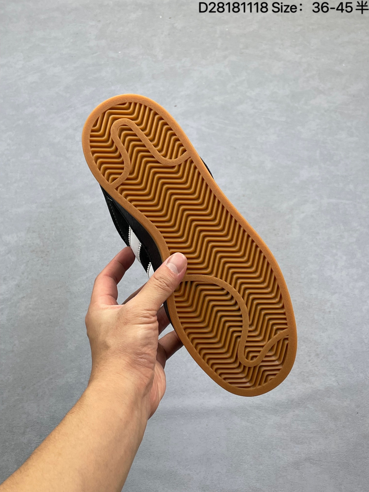 💰90
✅AD Originals Campus 00s 学院系列面包风经典复古低帮百搭休闲运动板鞋 HP6405 原鞋开发 正确版型 市面唯一全鞋采用原厂头层SD皮料 正确宽版鞋盒 清洁度完美 诠释最高工艺 这次 Originals 选择了以经典复古鞋型 Campus 为蓝本打造全新面包鞋 这款鞋型联名不断 冠希当年对它更是钟爱有加 论牌面丝毫不输贝壳头、Forum 等大热鞋型 这次 Campus 一改 80 年代的瘦长造型 鞋舌、鞋身、鞋底甚至细节都变大了 营造出千禧年前后流行的面包鞋宽大廓形 因此鞋名改为 Campus 00s 鞋身采用绒面皮料搭配白色常规皮革 质感上还是延续了经典 Campus 的设计 鞋舌填充更加饱满 让鞋款整体看起来更加圆润 搭配上这款浅蓝配色 「蓝胖子」造型真的很可爱 鞋舌还加入了与以往 Campus 不同的全新三叶草 Logo 令造型更具千禧气息 鞋带也采用了加宽的设计 如果你不喜欢 这次还附送了传统鞋带可以替换 鞋底采用了米黄做旧设计 凸显鞋款的复古年代感 除了清新可人的浅蓝配色 还有一款酷灰配色 造型更加硬朗复古 而且相比浅蓝配色更加耐脏 尺码:36 36⅔ 37⅓ 38 38⅔ 39⅓ 40 40⅔ 41⅓ 42 42⅔ 43⅓ 44 44 ⅓ 45
编码:D28181118