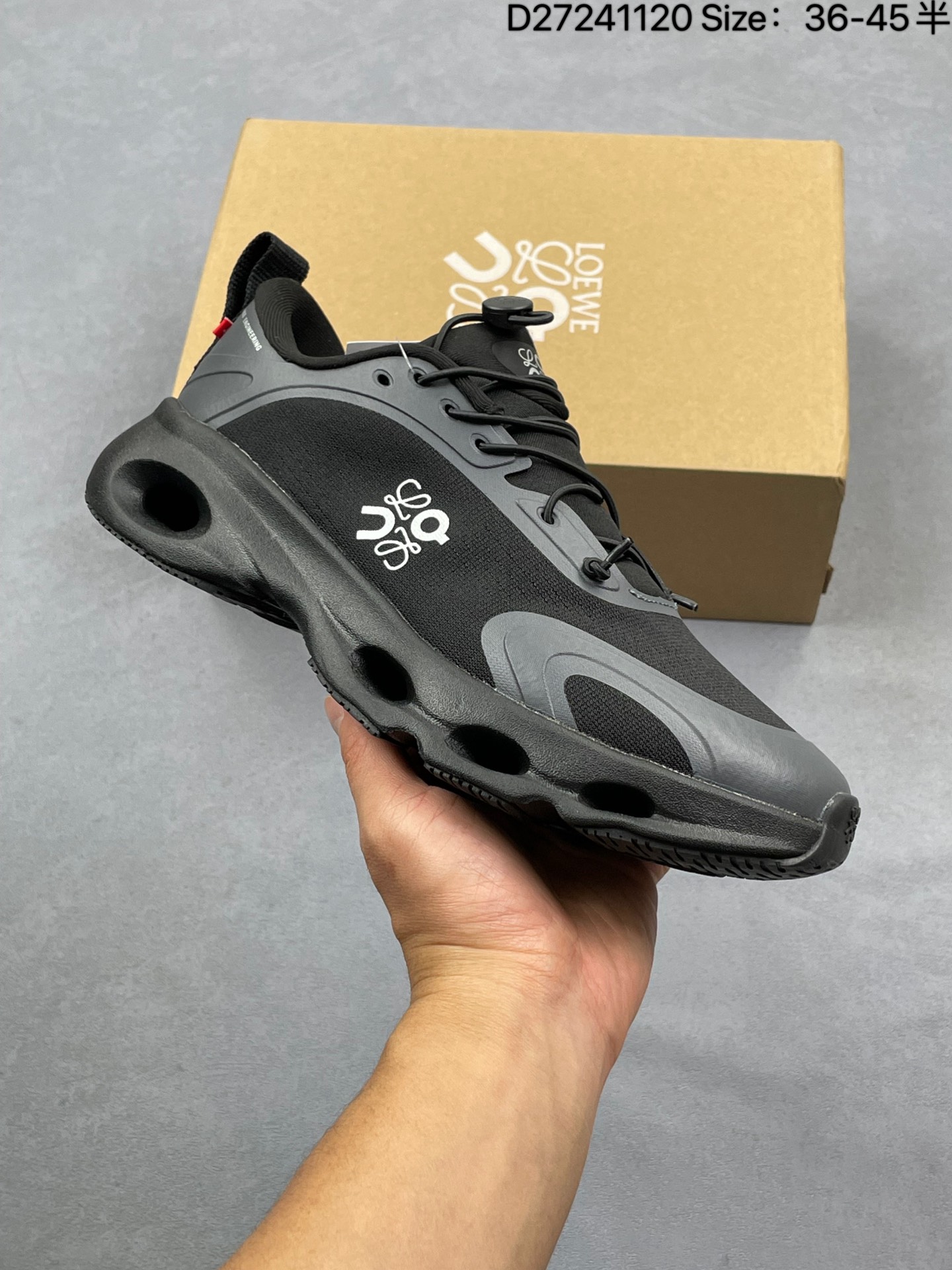 On 昂跑全新合作系列运动鞋 时尚老爹鞋,品牌与瑞士高性能运动品牌On携手打造的此系列作品专为城市与户外生活而设,充分彰显蕴含可持续理念的科技品质.跑鞋由再生聚酯纤维和网眼布制成,采用独家橡胶鞋底,鞋侧印有LOEWE罗意威经典LOGO,饰有全覆盖贴缝细节. 尺码:如图 编码:D27241120