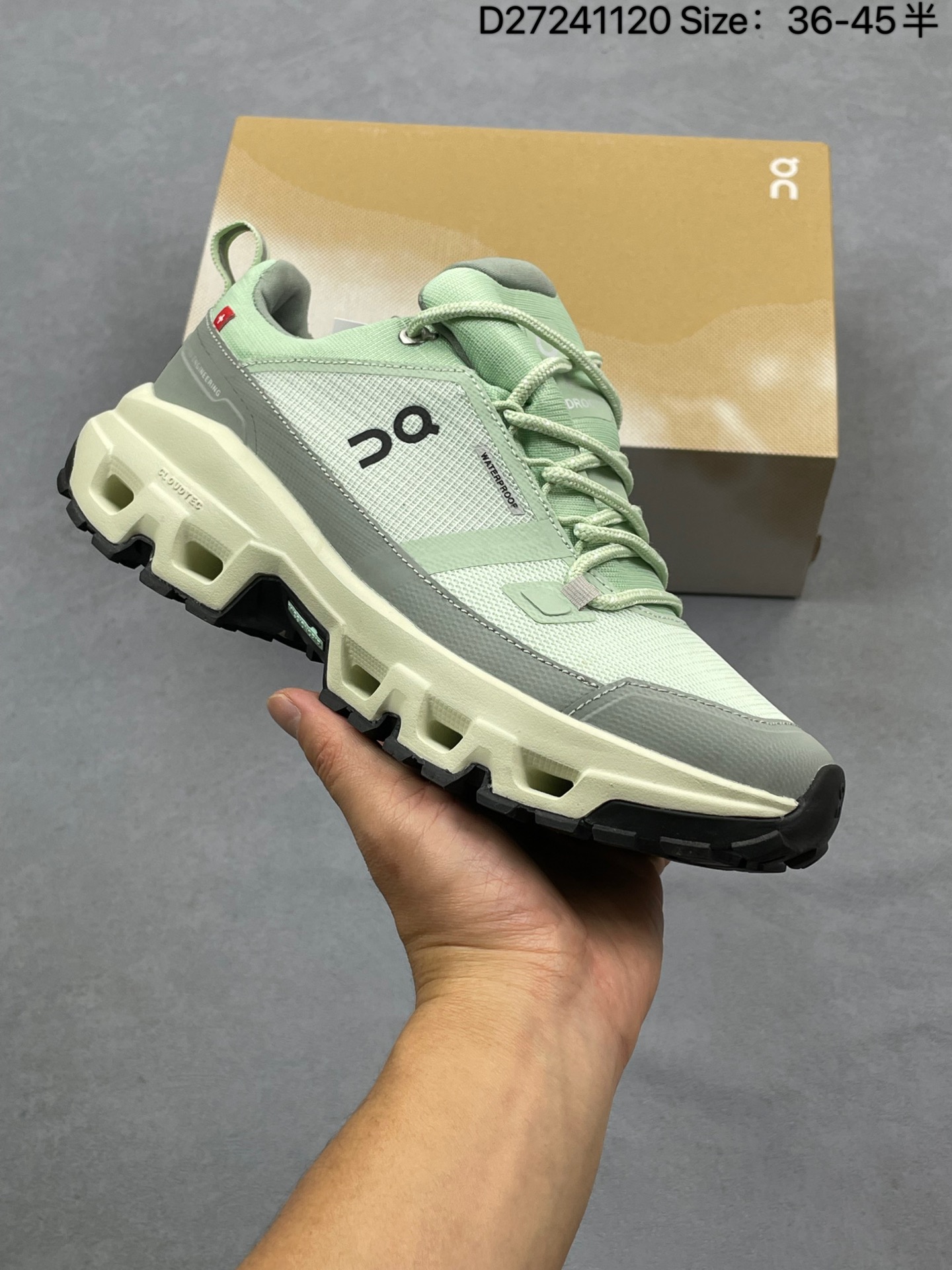 On 昂跑全新合作系列运动鞋 时尚老爹鞋,品牌与瑞士高性能运动品牌On携手打造的此系列作品专为城市与户外生活而设,充分彰显蕴含可持续理念的科技品质.跑鞋由再生聚酯纤维和网眼布制成,采用独家橡胶鞋底,鞋侧印有LOEWE罗意威经典LOGO,饰有全覆盖贴缝细节. 尺码:如图 编码:D27241120