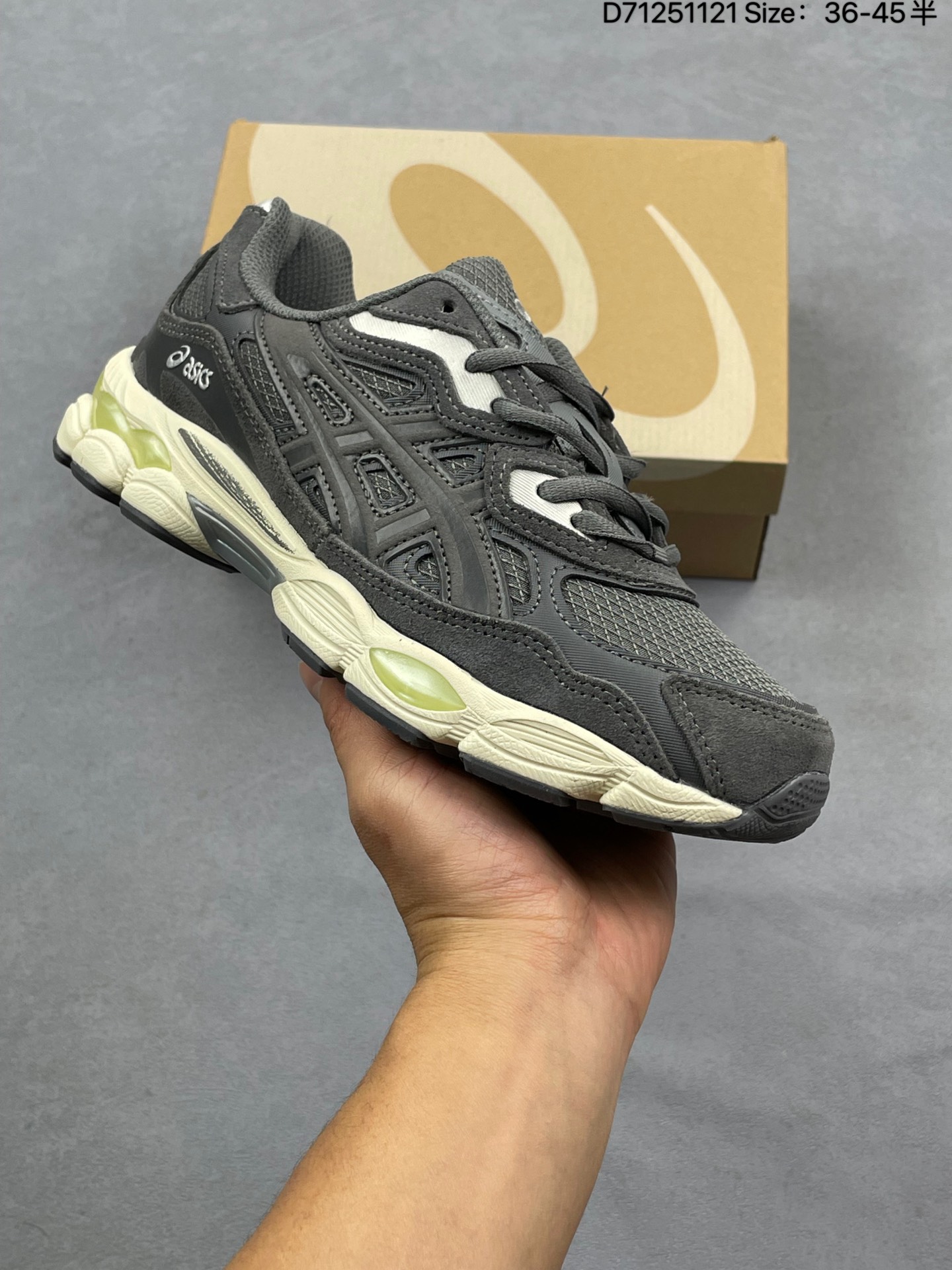 💰125
Asics Gel-NYC 复古单品 浅灰
亚瑟士新款厚底街头运动休闲鞋
ASICS亚瑟士推出全新GEL-NYC，彰显纽约都市活力。这次的新系列融入了多个版本GEL的经典设计风格，广受好评。其设计灵感来源于GEL-NIMBUS 3,GEL-MC PLUS V 和 GEL-CUMULUS 16 这些往日经典鞋款。GEL-NYC使用GEL-CUMULUS 16鞋款的鞋楦设计,展现了独特的现代化美学。鞋底采用了轻质发泡材料,并在后跟和前掌处采用了ASICS亚瑟士核心科技——GEL缓震胶,赋予鞋款强大的缓冲性能,提供了更柔软舒适的穿着体验。而在原有设计的启发之上,此次鞋款采用更贴合当今潮流趋势的材料和创新技术,展现出纽约充满活力的都市精神。
货号：1203A739-100
尺码：36 37 37.5 38 39 39.5 40 40.5 41.5 42 42.5 43.5 44 45 
编码：D71251121 Size:36～45B