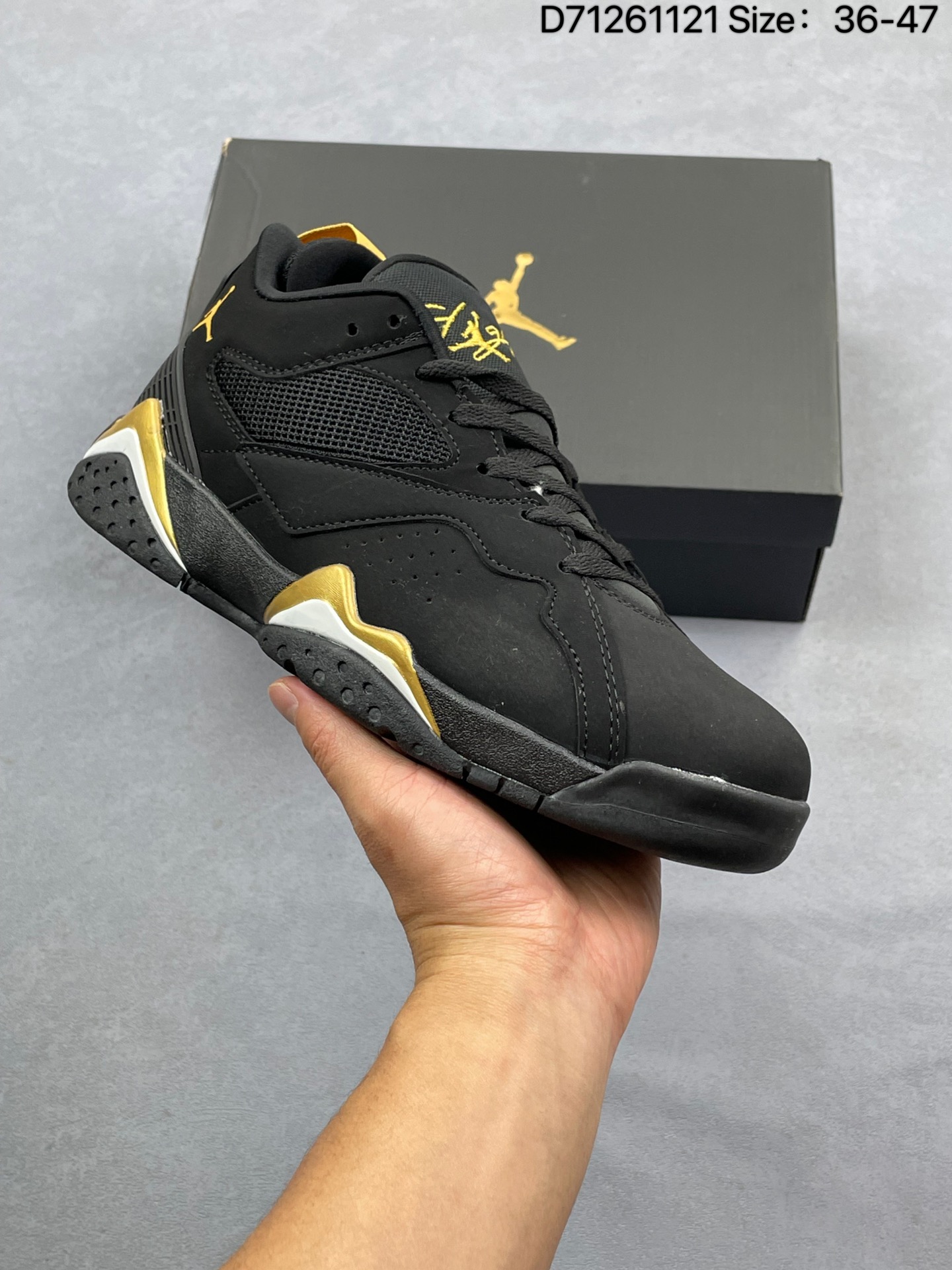 💰130
Air Jordan 7 MVP 92 RM 低帮 烟灰色 AJ7 乔丹7代 aj7 乔7 低邦 灰黑色 乔丹篮球鞋系列 Jordan Brand继续重塑经典风格，这款鞋巧妙融合初代AJ7的经典元素与现在热度较高的的低帮廓形设计。鞋款忠实保留AJ7标志性的中底结构与前掌轮廓，鞋面却进行了大胆设计，传统的高帮鞋领改为低帮，鞋子两侧以大面积透气网眼材质为主，内靴调整为更贴合脚型的内衬；鞋子整体延续经典黑灰配色方案，以灰色为主色调，多处细节致敬初代风范，后跟拉环、中底锯齿纹路、鞋舌、后跟侧边Jumpman Logo均以黑色点缀；鞋舌上Flight则以白色刺绣呈现，后跟Nike Air标识增添复古魅力，橡胶护罩不仅增强支撑性，还为鞋子赋予了未来感。最后以白色中底搭配黑色橡胶外底及白色Jumpman Logo完善整体设计收尾。
货号：HQ3950-001
D71261131