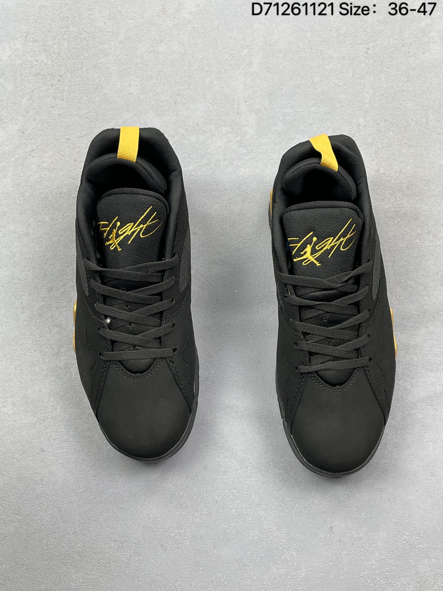 💰130
Air Jordan 7 MVP 92 RM 低帮 烟灰色 AJ7 乔丹7代 aj7 乔7 低邦 灰黑色 乔丹篮球鞋系列 Jordan Brand继续重塑经典风格，这款鞋巧妙融合初代AJ7的经典元素与现在热度较高的的低帮廓形设计。鞋款忠实保留AJ7标志性的中底结构与前掌轮廓，鞋面却进行了大胆设计，传统的高帮鞋领改为低帮，鞋子两侧以大面积透气网眼材质为主，内靴调整为更贴合脚型的内衬；鞋子整体延续经典黑灰配色方案，以灰色为主色调，多处细节致敬初代风范，后跟拉环、中底锯齿纹路、鞋舌、后跟侧边Jumpman Logo均以黑色点缀；鞋舌上Flight则以白色刺绣呈现，后跟Nike Air标识增添复古魅力，橡胶护罩不仅增强支撑性，还为鞋子赋予了未来感。最后以白色中底搭配黑色橡胶外底及白色Jumpman Logo完善整体设计收尾。
货号：HQ3950-001
D71261131