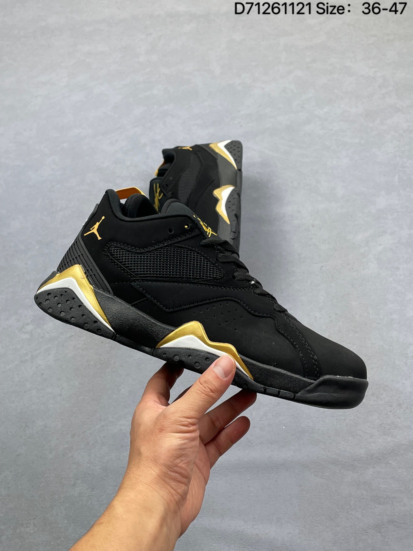 💰130
Air Jordan 7 MVP 92 RM 低帮 烟灰色 AJ7 乔丹7代 aj7 乔7 低邦 灰黑色 乔丹篮球鞋系列 Jordan Brand继续重塑经典风格，这款鞋巧妙融合初代AJ7的经典元素与现在热度较高的的低帮廓形设计。鞋款忠实保留AJ7标志性的中底结构与前掌轮廓，鞋面却进行了大胆设计，传统的高帮鞋领改为低帮，鞋子两侧以大面积透气网眼材质为主，内靴调整为更贴合脚型的内衬；鞋子整体延续经典黑灰配色方案，以灰色为主色调，多处细节致敬初代风范，后跟拉环、中底锯齿纹路、鞋舌、后跟侧边Jumpman Logo均以黑色点缀；鞋舌上Flight则以白色刺绣呈现，后跟Nike Air标识增添复古魅力，橡胶护罩不仅增强支撑性，还为鞋子赋予了未来感。最后以白色中底搭配黑色橡胶外底及白色Jumpman Logo完善整体设计收尾。
货号：HQ3950-001
D71261131