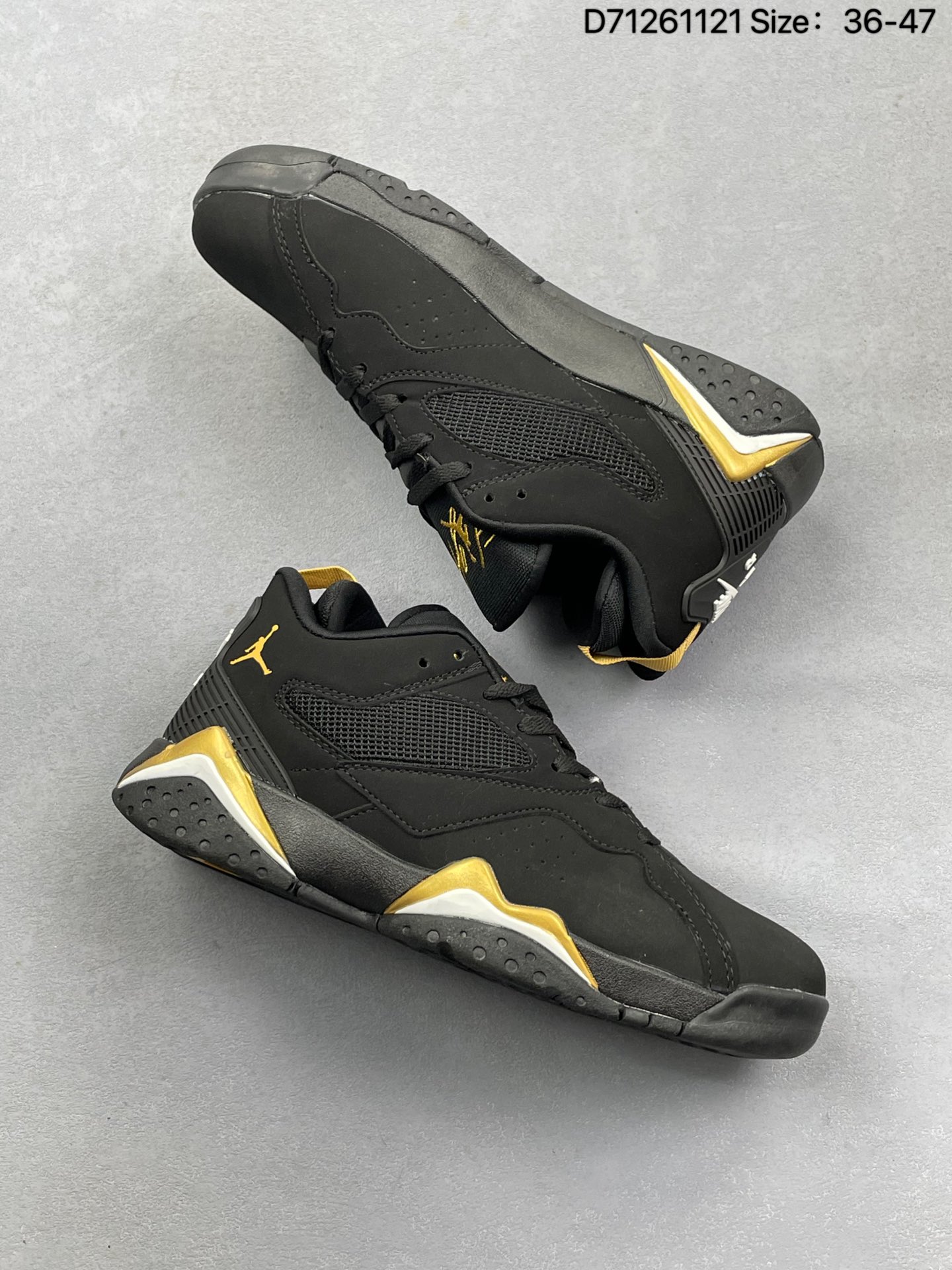 💰130
Air Jordan 7 MVP 92 RM 低帮 烟灰色 AJ7 乔丹7代 aj7 乔7 低邦 灰黑色 乔丹篮球鞋系列 Jordan Brand继续重塑经典风格，这款鞋巧妙融合初代AJ7的经典元素与现在热度较高的的低帮廓形设计。鞋款忠实保留AJ7标志性的中底结构与前掌轮廓，鞋面却进行了大胆设计，传统的高帮鞋领改为低帮，鞋子两侧以大面积透气网眼材质为主，内靴调整为更贴合脚型的内衬；鞋子整体延续经典黑灰配色方案，以灰色为主色调，多处细节致敬初代风范，后跟拉环、中底锯齿纹路、鞋舌、后跟侧边Jumpman Logo均以黑色点缀；鞋舌上Flight则以白色刺绣呈现，后跟Nike Air标识增添复古魅力，橡胶护罩不仅增强支撑性，还为鞋子赋予了未来感。最后以白色中底搭配黑色橡胶外底及白色Jumpman Logo完善整体设计收尾。
货号：HQ3950-001
D71261131