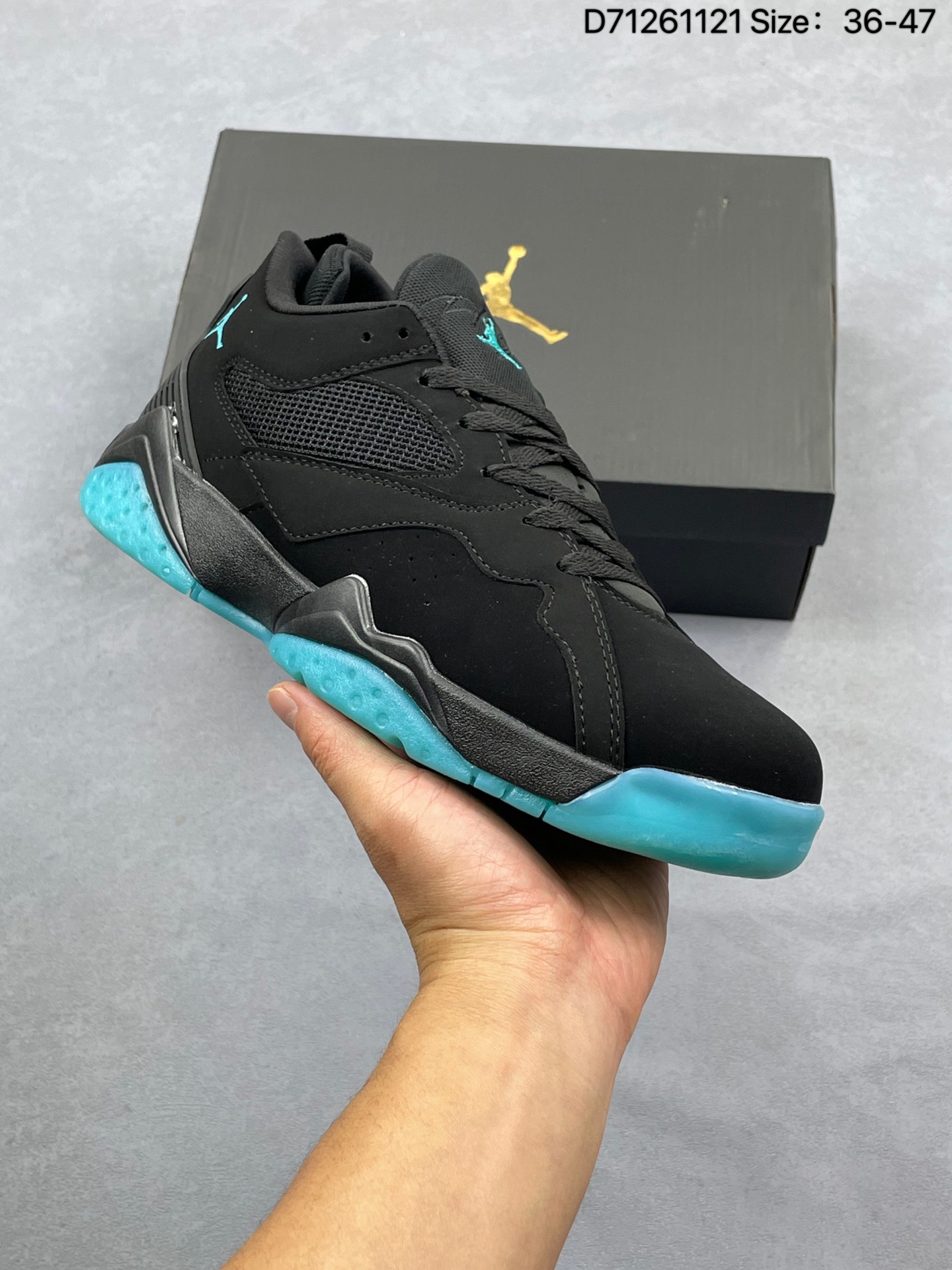 💰130
Air Jordan 7 MVP 92 RM 低帮 烟灰色 AJ7 乔丹7代 aj7 乔7 低邦 灰黑色 乔丹篮球鞋系列 Jordan Brand继续重塑经典风格，这款鞋巧妙融合初代AJ7的经典元素与现在热度较高的的低帮廓形设计。鞋款忠实保留AJ7标志性的中底结构与前掌轮廓，鞋面却进行了大胆设计，传统的高帮鞋领改为低帮，鞋子两侧以大面积透气网眼材质为主，内靴调整为更贴合脚型的内衬；鞋子整体延续经典黑灰配色方案，以灰色为主色调，多处细节致敬初代风范，后跟拉环、中底锯齿纹路、鞋舌、后跟侧边Jumpman Logo均以黑色点缀；鞋舌上Flight则以白色刺绣呈现，后跟Nike Air标识增添复古魅力，橡胶护罩不仅增强支撑性，还为鞋子赋予了未来感。最后以白色中底搭配黑色橡胶外底及白色Jumpman Logo完善整体设计收尾。
货号：HQ3950-001
D71261131