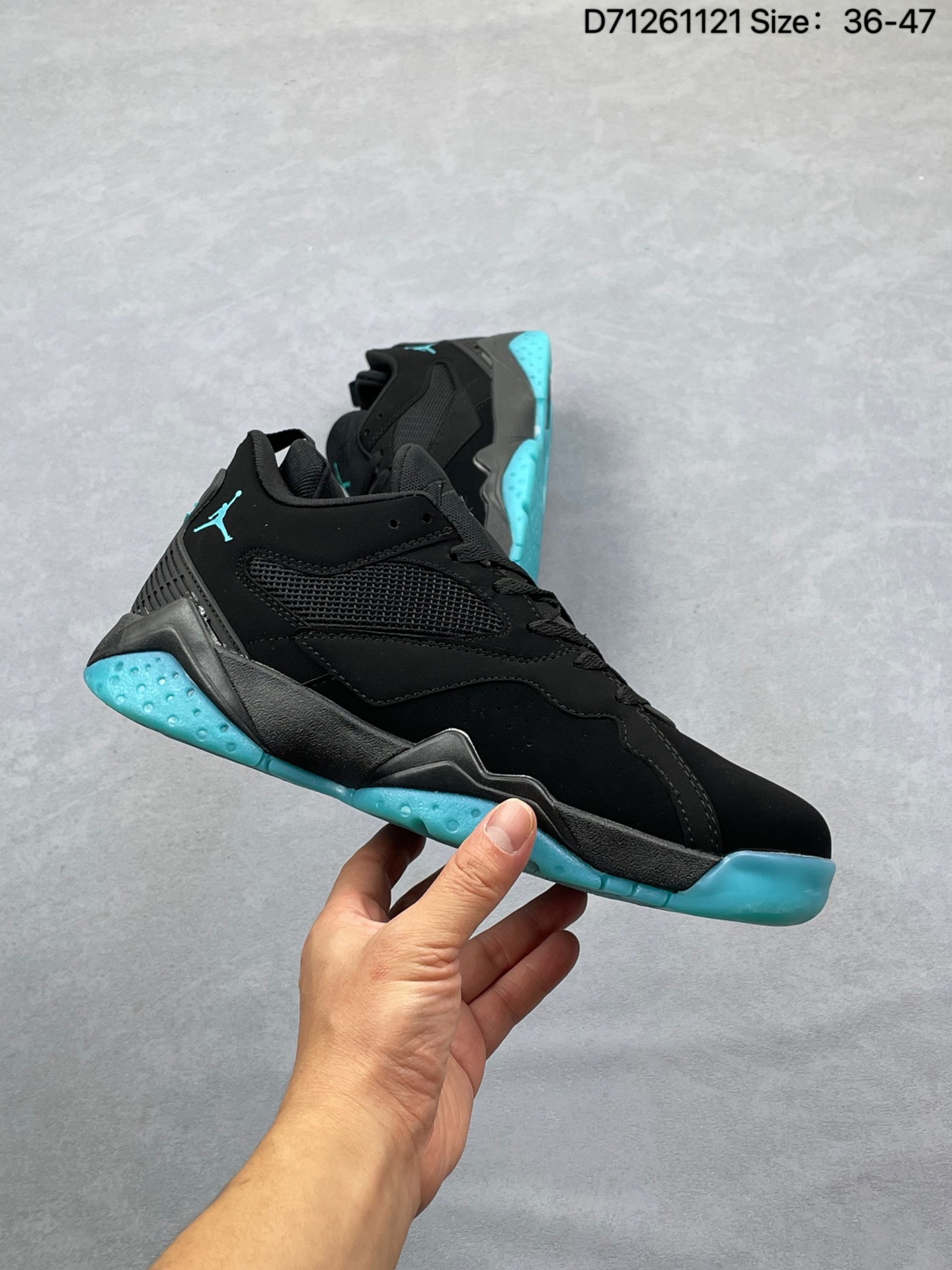 💰130
Air Jordan 7 MVP 92 RM 低帮 烟灰色 AJ7 乔丹7代 aj7 乔7 低邦 灰黑色 乔丹篮球鞋系列 Jordan Brand继续重塑经典风格，这款鞋巧妙融合初代AJ7的经典元素与现在热度较高的的低帮廓形设计。鞋款忠实保留AJ7标志性的中底结构与前掌轮廓，鞋面却进行了大胆设计，传统的高帮鞋领改为低帮，鞋子两侧以大面积透气网眼材质为主，内靴调整为更贴合脚型的内衬；鞋子整体延续经典黑灰配色方案，以灰色为主色调，多处细节致敬初代风范，后跟拉环、中底锯齿纹路、鞋舌、后跟侧边Jumpman Logo均以黑色点缀；鞋舌上Flight则以白色刺绣呈现，后跟Nike Air标识增添复古魅力，橡胶护罩不仅增强支撑性，还为鞋子赋予了未来感。最后以白色中底搭配黑色橡胶外底及白色Jumpman Logo完善整体设计收尾。
货号：HQ3950-001
D71261131