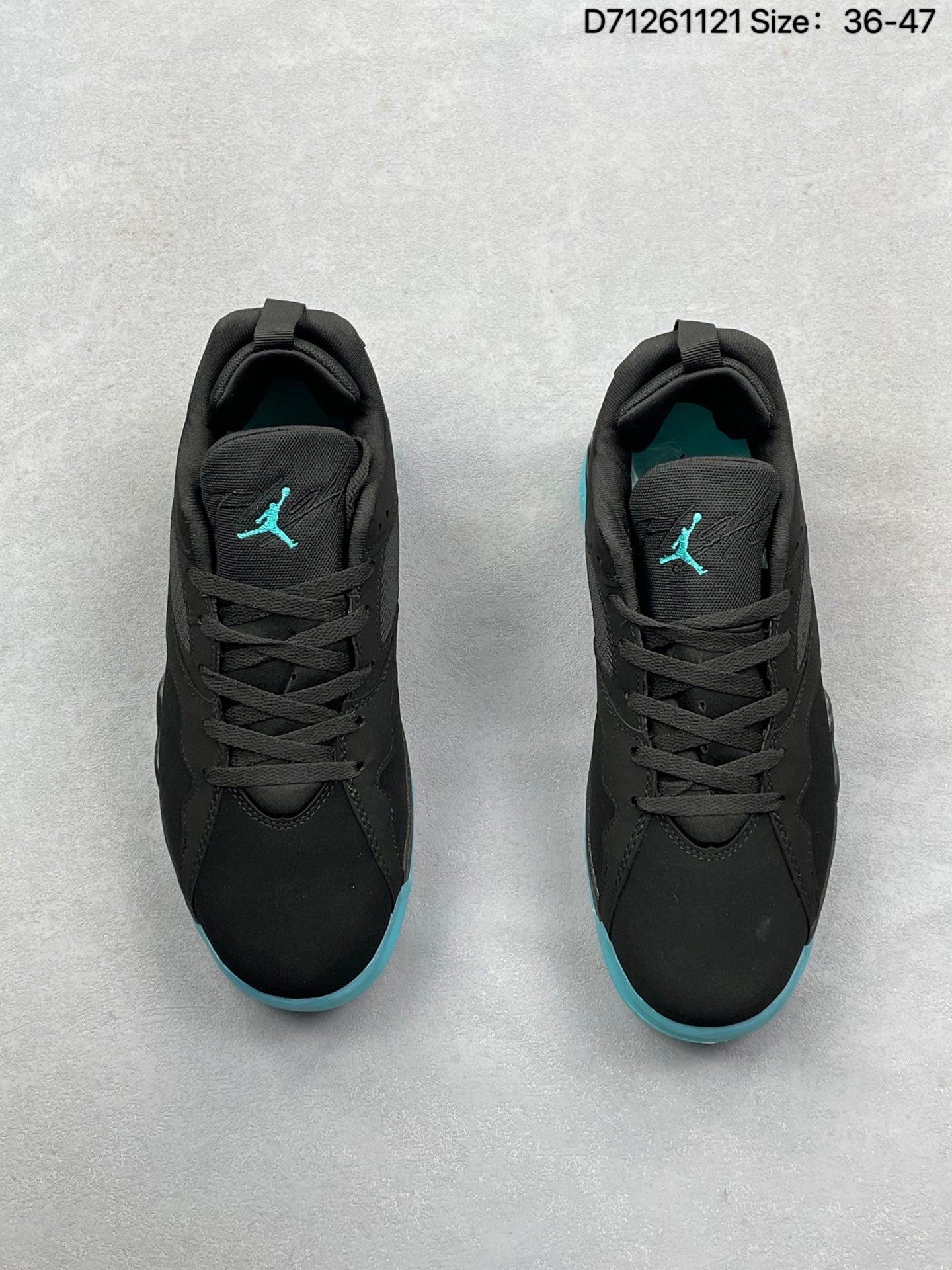 💰130
Air Jordan 7 MVP 92 RM 低帮 烟灰色 AJ7 乔丹7代 aj7 乔7 低邦 灰黑色 乔丹篮球鞋系列 Jordan Brand继续重塑经典风格，这款鞋巧妙融合初代AJ7的经典元素与现在热度较高的的低帮廓形设计。鞋款忠实保留AJ7标志性的中底结构与前掌轮廓，鞋面却进行了大胆设计，传统的高帮鞋领改为低帮，鞋子两侧以大面积透气网眼材质为主，内靴调整为更贴合脚型的内衬；鞋子整体延续经典黑灰配色方案，以灰色为主色调，多处细节致敬初代风范，后跟拉环、中底锯齿纹路、鞋舌、后跟侧边Jumpman Logo均以黑色点缀；鞋舌上Flight则以白色刺绣呈现，后跟Nike Air标识增添复古魅力，橡胶护罩不仅增强支撑性，还为鞋子赋予了未来感。最后以白色中底搭配黑色橡胶外底及白色Jumpman Logo完善整体设计收尾。
货号：HQ3950-001
D71261131