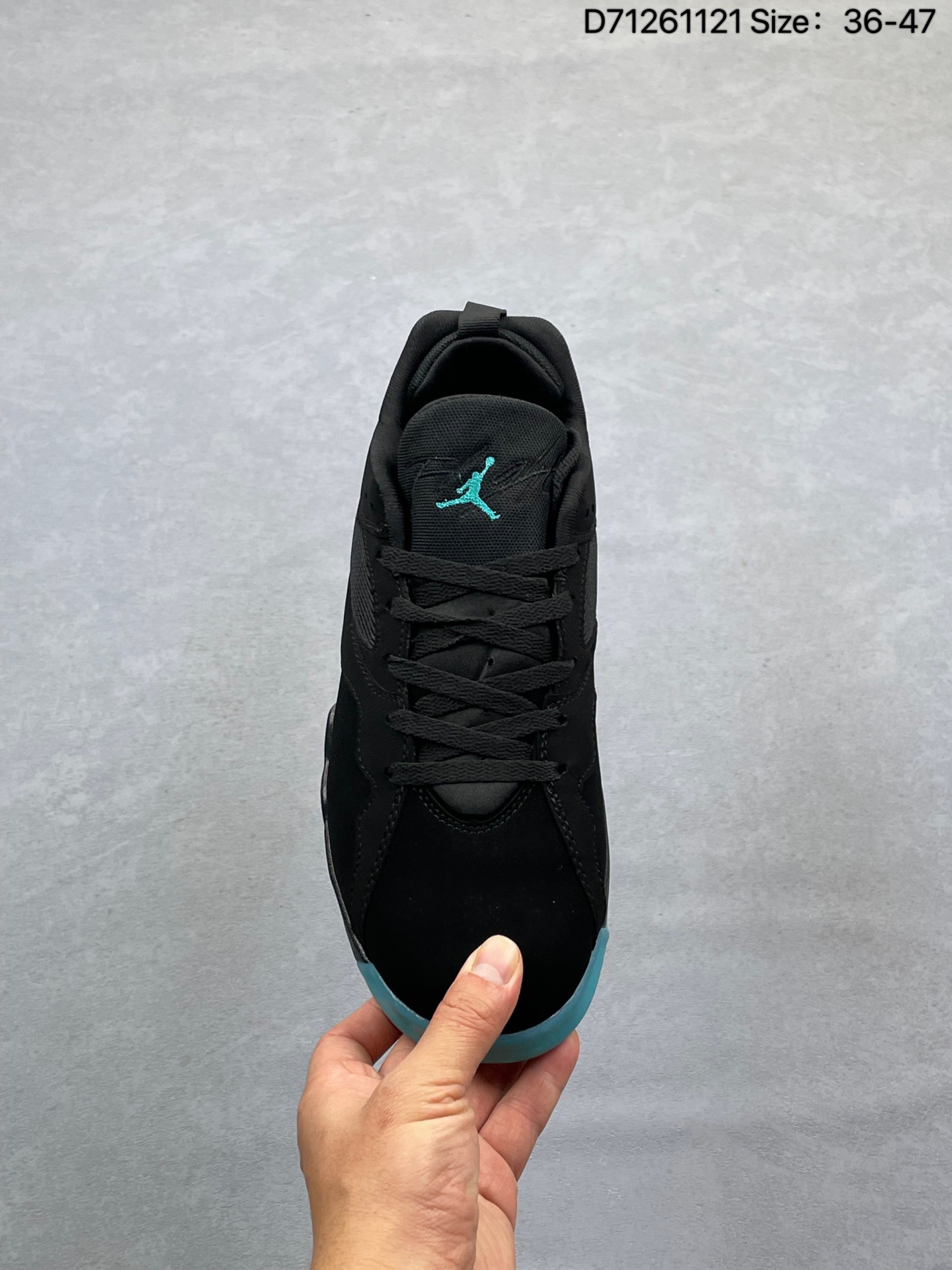 💰130
Air Jordan 7 MVP 92 RM 低帮 烟灰色 AJ7 乔丹7代 aj7 乔7 低邦 灰黑色 乔丹篮球鞋系列 Jordan Brand继续重塑经典风格，这款鞋巧妙融合初代AJ7的经典元素与现在热度较高的的低帮廓形设计。鞋款忠实保留AJ7标志性的中底结构与前掌轮廓，鞋面却进行了大胆设计，传统的高帮鞋领改为低帮，鞋子两侧以大面积透气网眼材质为主，内靴调整为更贴合脚型的内衬；鞋子整体延续经典黑灰配色方案，以灰色为主色调，多处细节致敬初代风范，后跟拉环、中底锯齿纹路、鞋舌、后跟侧边Jumpman Logo均以黑色点缀；鞋舌上Flight则以白色刺绣呈现，后跟Nike Air标识增添复古魅力，橡胶护罩不仅增强支撑性，还为鞋子赋予了未来感。最后以白色中底搭配黑色橡胶外底及白色Jumpman Logo完善整体设计收尾。
货号：HQ3950-001
D71261131
