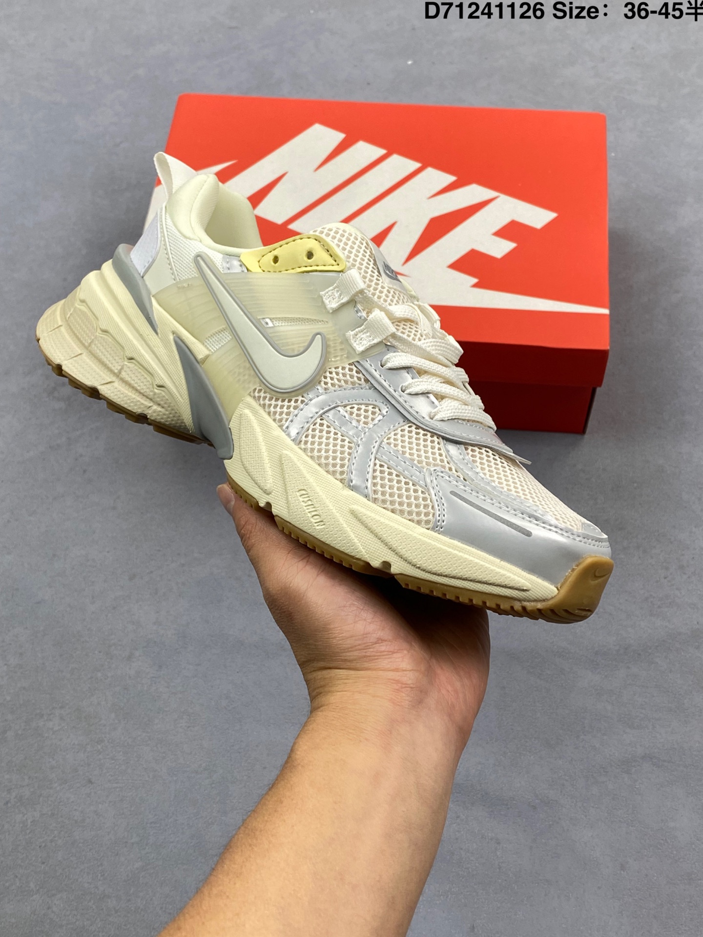 NIKE V2K Runtekk 减震防滑复古低帮跑步鞋 材质上使用大面积网眼 皮革 TPU 组成 支撑和透气性肯定不错 中底处由 Cushlon 泡绵打造 保证在压马路时可以提供优秀脚感 并通过一手做旧氧化效果突出复古感 中底造型很容易让大家联想到巴黎世家3XL 增高效果同样不能忽视 官方货号: FD0736-002 尺码:看图所示 ID:D71241126