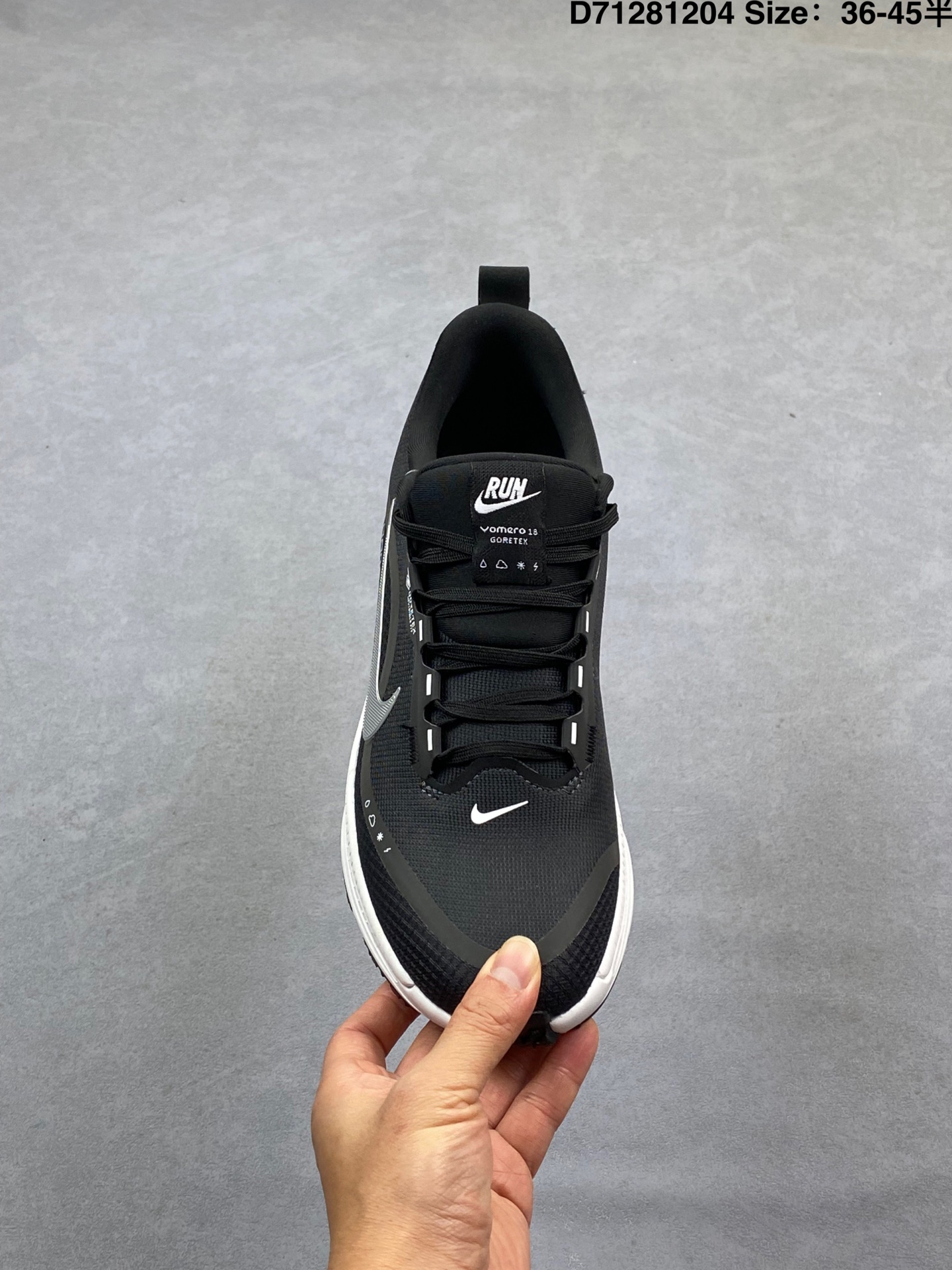 💰140
【公司级】耐克 Nike Vomero 18 厚底增高老爹运动跑步鞋。全新 Vomero 提供比以往更多的緩衝效能以及該系列有史以來最高的鞋底高度，結合 Nike 的 ZoomX 和 ReactX 泡棉打造雙層緩衝設計，實現出色奔馳體驗。Vomero 18 在設計時，從舒適性和緩衝機能，到耐久性和風格等每個面向，都考量到男女性的意見分析和偏好。Nike 全新推出 Vomero 18，邀請所有跑者體驗非凡緩震和舒適腳感，為路跑鞋設下嶄新標準。優質版型是根據跑者的需求和精密分析而設計，巧妙平衡順暢腳感和柔軟度，塑造舒適至上的輕盈感受，適合所有性別。全新 Vomero 採用 ZoomX 全掌式泡棉，搭配鞋跟和前足的 ReactX 泡棉，為跑者帶來雙重緩震效果，締造出色邁步體驗。 協調的層疊泡棉提供比以往更多的緩衝效能，此版型的鞋底高度增加至 46 公釐，比上一代高出 6 公釐，創下 Vomero 系列新高。非凡緩震性能塑造理想的日常跑步體驗，從初次嘗試跑步的新手，到想要增加跑步里程的資深跑者，再到正在進行賽後恢復的選手，這款舒適柔軟的鞋款可為各種程度的運動員帶來全天候舒適腳感。「跑者們認為出色的緩震機能應該能帶來柔軟舒適的體驗，緩和足底與地面之間的衝擊力。

货号:  HQ7001
尺码:  如图
编码: D71281204