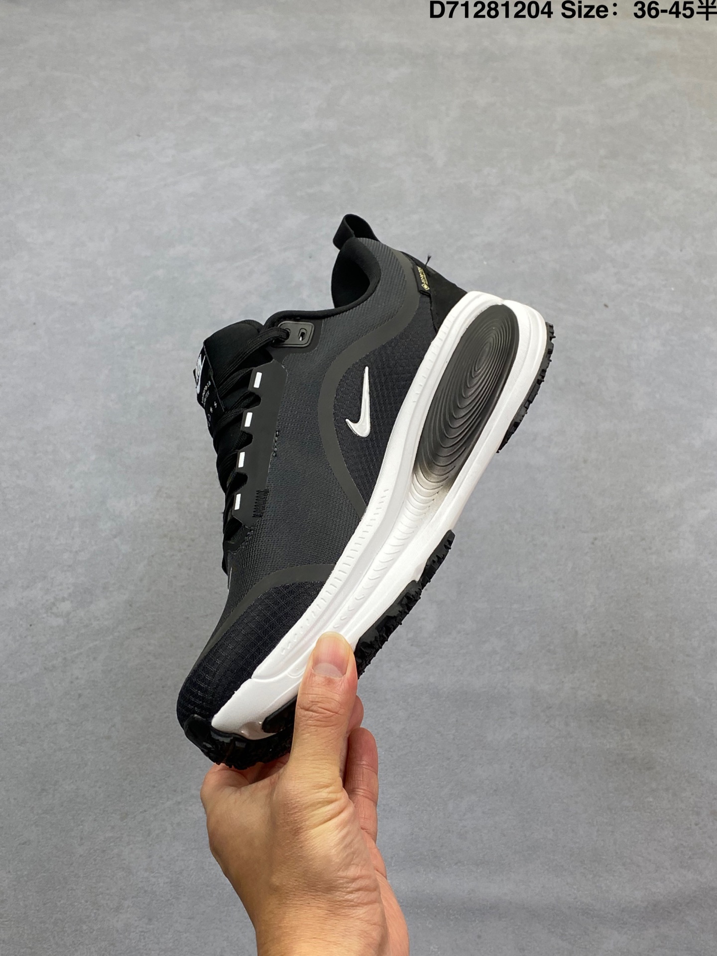 💰140
【公司级】耐克 Nike Vomero 18 厚底增高老爹运动跑步鞋。全新 Vomero 提供比以往更多的緩衝效能以及該系列有史以來最高的鞋底高度，結合 Nike 的 ZoomX 和 ReactX 泡棉打造雙層緩衝設計，實現出色奔馳體驗。Vomero 18 在設計時，從舒適性和緩衝機能，到耐久性和風格等每個面向，都考量到男女性的意見分析和偏好。Nike 全新推出 Vomero 18，邀請所有跑者體驗非凡緩震和舒適腳感，為路跑鞋設下嶄新標準。優質版型是根據跑者的需求和精密分析而設計，巧妙平衡順暢腳感和柔軟度，塑造舒適至上的輕盈感受，適合所有性別。全新 Vomero 採用 ZoomX 全掌式泡棉，搭配鞋跟和前足的 ReactX 泡棉，為跑者帶來雙重緩震效果，締造出色邁步體驗。 協調的層疊泡棉提供比以往更多的緩衝效能，此版型的鞋底高度增加至 46 公釐，比上一代高出 6 公釐，創下 Vomero 系列新高。非凡緩震性能塑造理想的日常跑步體驗，從初次嘗試跑步的新手，到想要增加跑步里程的資深跑者，再到正在進行賽後恢復的選手，這款舒適柔軟的鞋款可為各種程度的運動員帶來全天候舒適腳感。「跑者們認為出色的緩震機能應該能帶來柔軟舒適的體驗，緩和足底與地面之間的衝擊力。

货号:  HQ7001
尺码:  如图
编码: D71281204