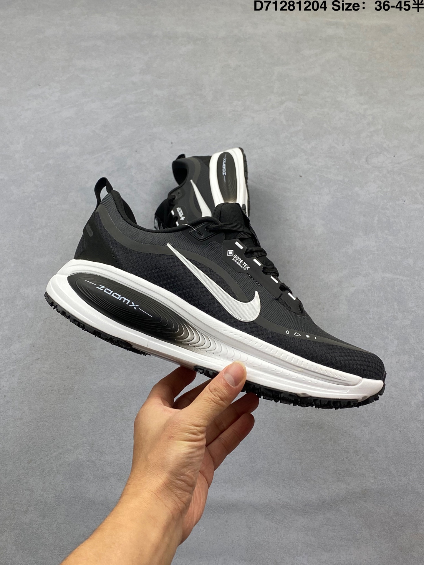 💰140
【公司级】耐克 Nike Vomero 18 厚底增高老爹运动跑步鞋。全新 Vomero 提供比以往更多的緩衝效能以及該系列有史以來最高的鞋底高度，結合 Nike 的 ZoomX 和 ReactX 泡棉打造雙層緩衝設計，實現出色奔馳體驗。Vomero 18 在設計時，從舒適性和緩衝機能，到耐久性和風格等每個面向，都考量到男女性的意見分析和偏好。Nike 全新推出 Vomero 18，邀請所有跑者體驗非凡緩震和舒適腳感，為路跑鞋設下嶄新標準。優質版型是根據跑者的需求和精密分析而設計，巧妙平衡順暢腳感和柔軟度，塑造舒適至上的輕盈感受，適合所有性別。全新 Vomero 採用 ZoomX 全掌式泡棉，搭配鞋跟和前足的 ReactX 泡棉，為跑者帶來雙重緩震效果，締造出色邁步體驗。 協調的層疊泡棉提供比以往更多的緩衝效能，此版型的鞋底高度增加至 46 公釐，比上一代高出 6 公釐，創下 Vomero 系列新高。非凡緩震性能塑造理想的日常跑步體驗，從初次嘗試跑步的新手，到想要增加跑步里程的資深跑者，再到正在進行賽後恢復的選手，這款舒適柔軟的鞋款可為各種程度的運動員帶來全天候舒適腳感。「跑者們認為出色的緩震機能應該能帶來柔軟舒適的體驗，緩和足底與地面之間的衝擊力。

货号:  HQ7001
尺码:  如图
编码: D71281204