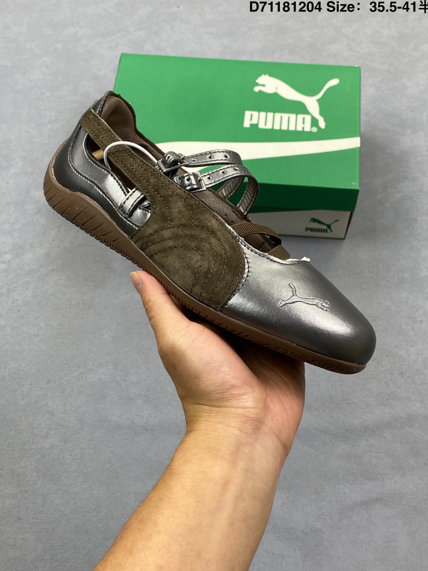 PUMA Speedca OG 彪马极速赛车系列 低帮德训风拼接复古百搭休闲运动赛车鞋 鞋款从80、90年代赛车手所穿的防火赛车鞋为原型,鞋身线条模仿了赛车的流线廓形,体现了空气动力学原理的结构.简约流畅的外观,恰好又和贯穿其中的Formstrip Logo融合恰到好处,视觉上细节丰富且协调.本次Speedcat OG鞋款归来,最大看点自然式保留了窄版鞋型以及薄底构造.这两年各品牌鞋底越做越厚,Speedcat反其道而行之,上脚几乎无鞋底的效果带来耳目一新的视觉体验.鞋面依旧是以质感透气柔软皮革材质打造,并且大面积近乎全包裹的使用,复古味道也愈发浓烈.配色上更是将最原始的黑色和红色带回,向F1赛车队的标志性队服致敬.相信让各位一眼种草的更多是出挑的大红色,上脚即可瞬间点亮整体造型,在以球鞋为核心的OOTD中脱颖而出.而另一款黑色则是低调的万金油,彰显新潮个性的同时又不喧宾夺主,也是热爱简约系穿搭朋友的首选. 货号:406690 含半码 编码:D71181204
