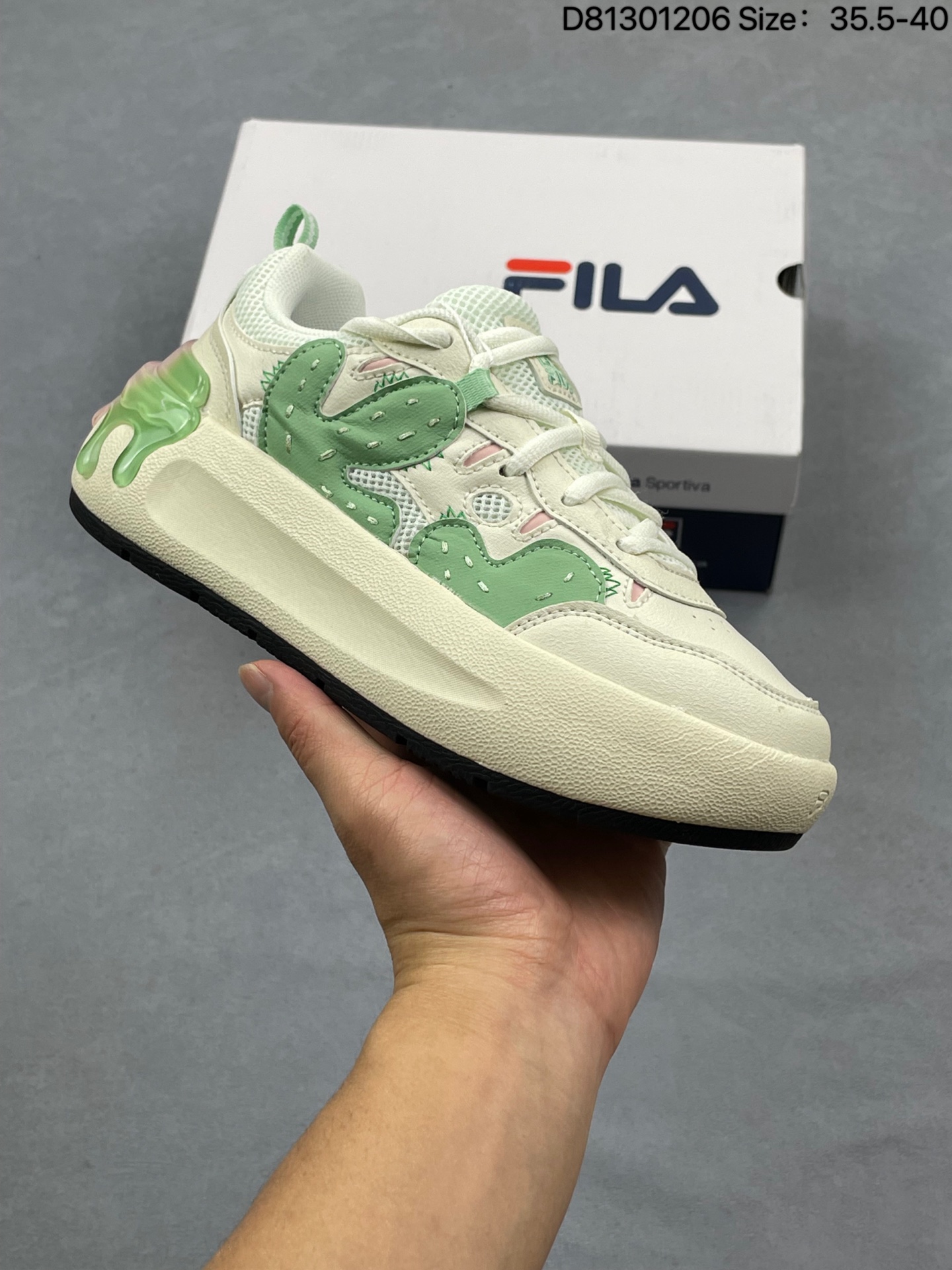 Fila Fusion 斐乐潮牌 时尚潮流休闲运动板鞋 纯原版本 鞋面设计理念源自于历史篮球鞋款SMASH 从其复古鞋面提炼元素 结合板鞋鞋底做现代拼接的混搭风格设计 鞋侧身的TPU 保留滑板的耐磨性与包裹性 3厘米的厚底 增高且拉长腿部线条比例 大底设计灵感来源于专业的滑板动作-磨双桥动作 成型EVA/橡胶材质 脚感舒适 官方货号: F12W531210FBA D81301206