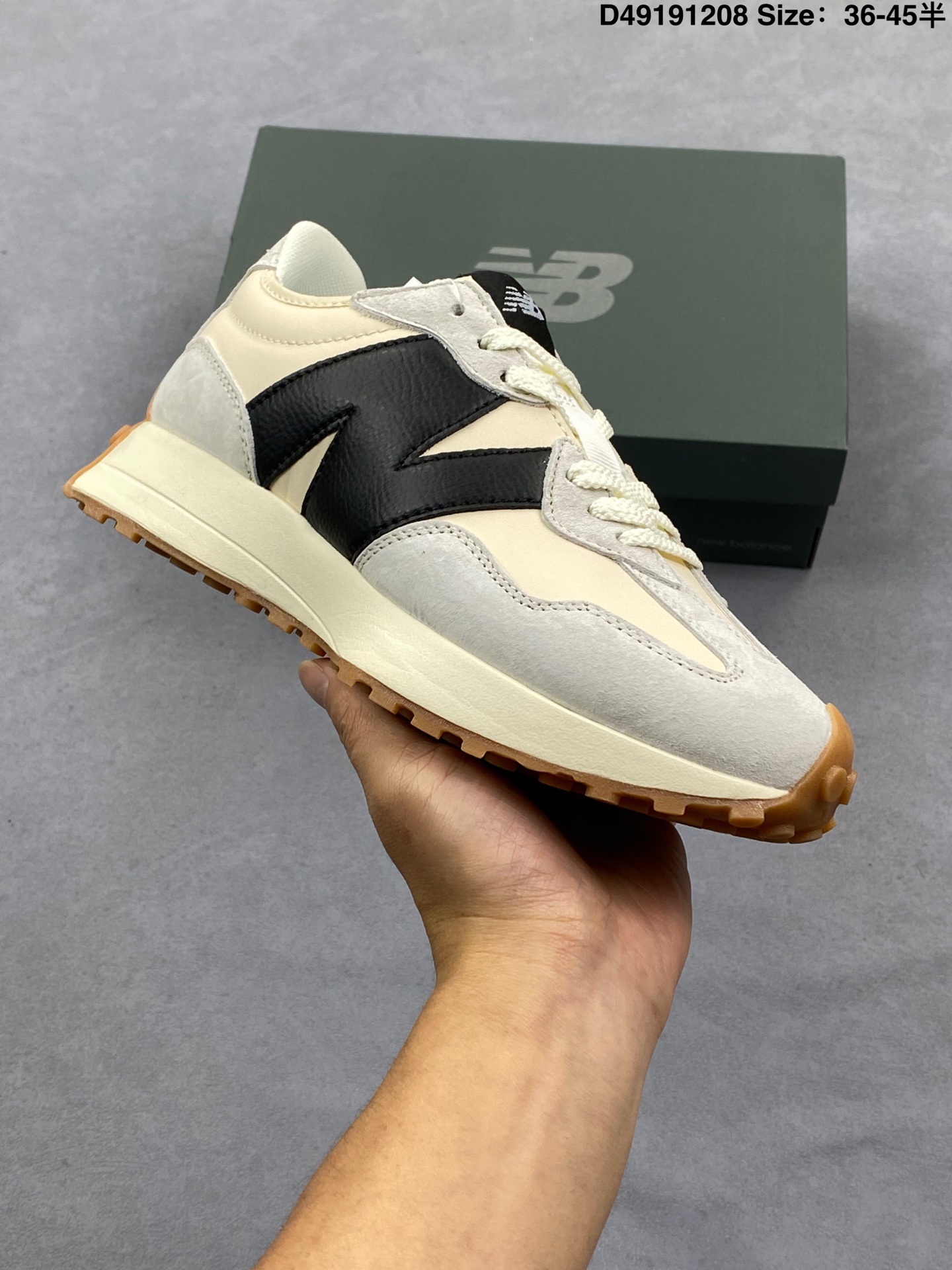 💰95
NB 新百伦 New Balance 327系列复古休闲运动慢跑鞋时尚男女运动鞋 以更纯粹的复古风格设计打造的全新造型 侧身还以解构设计，将 N 字标志以做旧压花样式呈现 样式别具新意。麂皮、冲孔皮革的塑造 则呈现出高级怀旧气质，也让鞋款在奢华时装风格与运动氛围之间达到了平衡。鞋身采用猪巴革麂皮织物等物料拼接构成 中底高弹PU材质及满丁防滑橡胶外底。

类型：男女鞋
货号：WS327KB
尺码：36 - 45 含半码
编码：D49191208