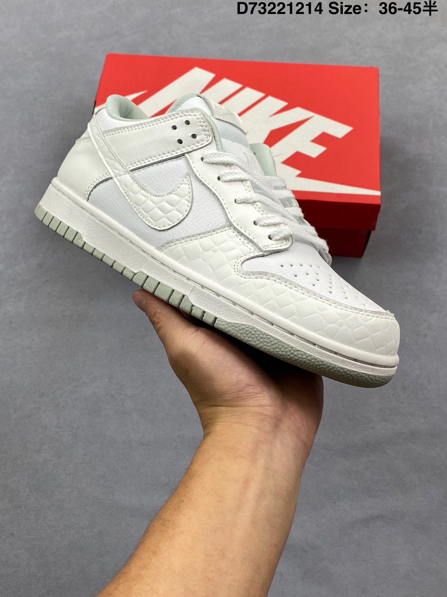 耐克Nike SB Dunk Low Pro 复古低帮休闲运动滑板板鞋.采用脚感柔软舒适ZoomAir气垫,有效吸收滑板等极限运动在落地时带来的冲击力,为街头运动者们提供更好的保护. 货号:NK5639-325 和 编码:D73221214 半