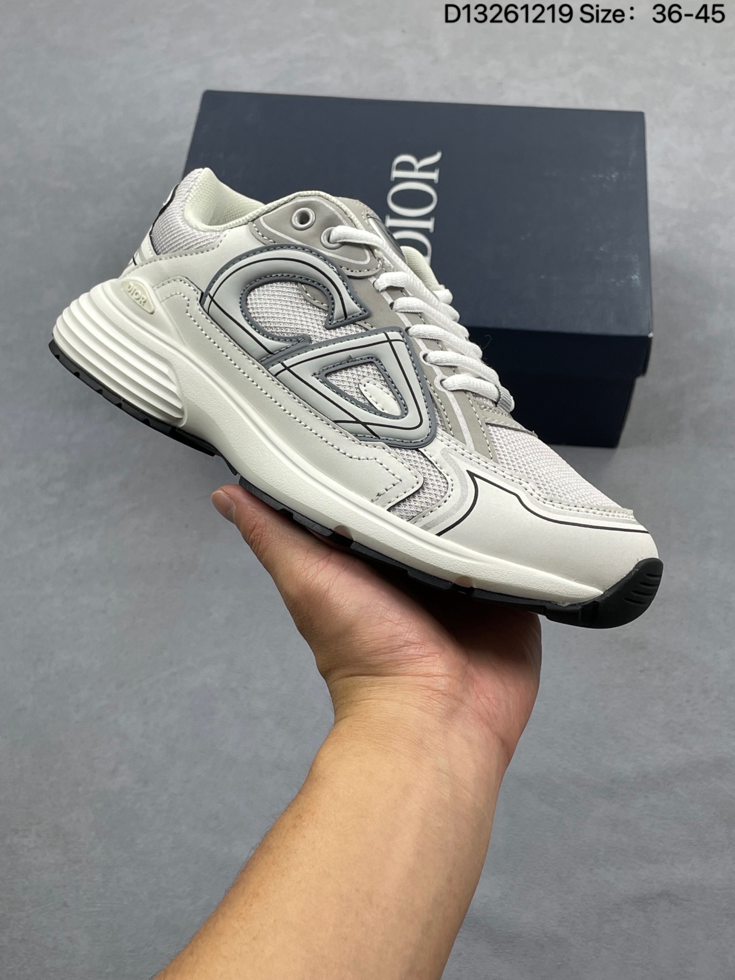 💰130
✅Dior 迪奥 运动鞋
顺应复古市场的趋势的 Dad Shoes风格鞋款鞋舌上的Dior标志 也注明了这双鞋是B30的型号!B30运用了质感细腻的皮革和网眼布面材质拼接成鞋身,鞋身两侧有显眼的字母CD 表明身份,鞋身多处线条勾勒细节 让鞋子看起来不那么单调、复古味十足
货号: 3SN279ZMB969420
尺码:如图
编码:D13261219