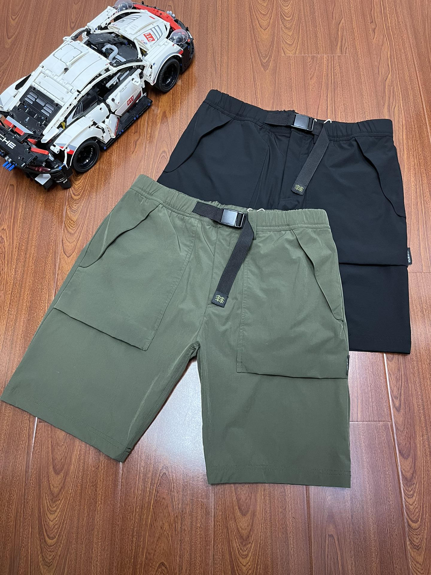 P115 顶尖现货 KOLON SPORT可隆户外腰带短裤 男子运动防泼水工装露营登山宽松休闲短裤
运动速干短裤,一款封神之作的男士短裤,不仅户外可穿,城市商务休闲也可搭配!原厂货订单!标牌齐全!面料采用新型的户外针织类面料的,面料立体有型!纹路清晰!四面微弹,适合任何环境穿着搭配!运动裤的舒适感,上身效果特别有型,3D立体剪裁拼接的锥形裤裤型,腰部独特的拼接式松紧腰设计,让裤型平整有型,内置抽绳!穿着舒适更不会下滑,给你十足的安全感!裤子两侧隐形式拉链(YKK拉链)口袋设计,安全性极高。口袋下面印有立体的常青树logo,精致满满!细节满分!品质保证!
颜色:黑色 军绿色
尺码:M-XXL
M腰围82裤长50脚口30
L腰围86裤长51脚口31
XL腰围90裤长52脚口32
XXL腰围94裤长53脚口33