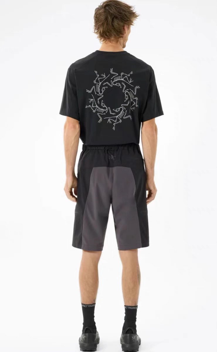 顶尖现货 ARC'TERYX始祖鸟3M反光男女同款短袖T恤. ARC'TERYX始祖鸟男女同款短袖T恤,over size宽松版型.夜间反光印花Logo,260克双纱纯棉面料,小红书爆款推荐 颜色 黑色.白色 衣长 胸围 肩宽 S 68 104 54 M 70 108 56 L 72 112 57 Xl. 74 116 58