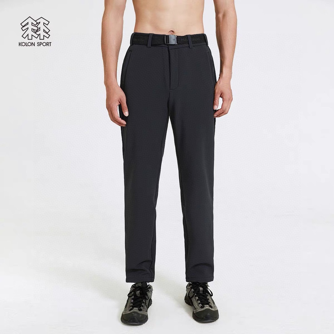顶尖现货 2025KOLONSPORT可隆休闲速干长裤男款户外防腰带速干长裤 运动裤子软壳速干裤! 一款封神之作的男士长裤,不仅户外可穿,城市商务休闲也可搭配! 官W在售1700+原厂货订单!标牌齐全! 面料采用新型的户外针织类面料的,面料立体有型!纹路清晰!四面微弹,适合任何环境穿着搭配! 既有西装裤的正式感,又有运动裤的舒适感,上身效果特别有型,3D立体剪裁拼接的锥形裤裤型,腰部独特的拼接式松紧腰设计,让裤型平整有型,内置抽绳!穿着舒适更不会下滑,给你十足的安全感!裤子两侧隐形式拉链(YKK拉链)口袋拉链设计,安全性极高.口袋下面印有立体的常青树logo,精致满满!细节满分!品质保证! 颜色:黑色 藏青 灰色 尺码表: 腰宽 臀围 脚宽 裤长 M. 40. 51. 16. 101 L. 42. 53. 16.75. 102 XL. 44. 55. 17.5. 103 XXL46. 57. 18.25. 104