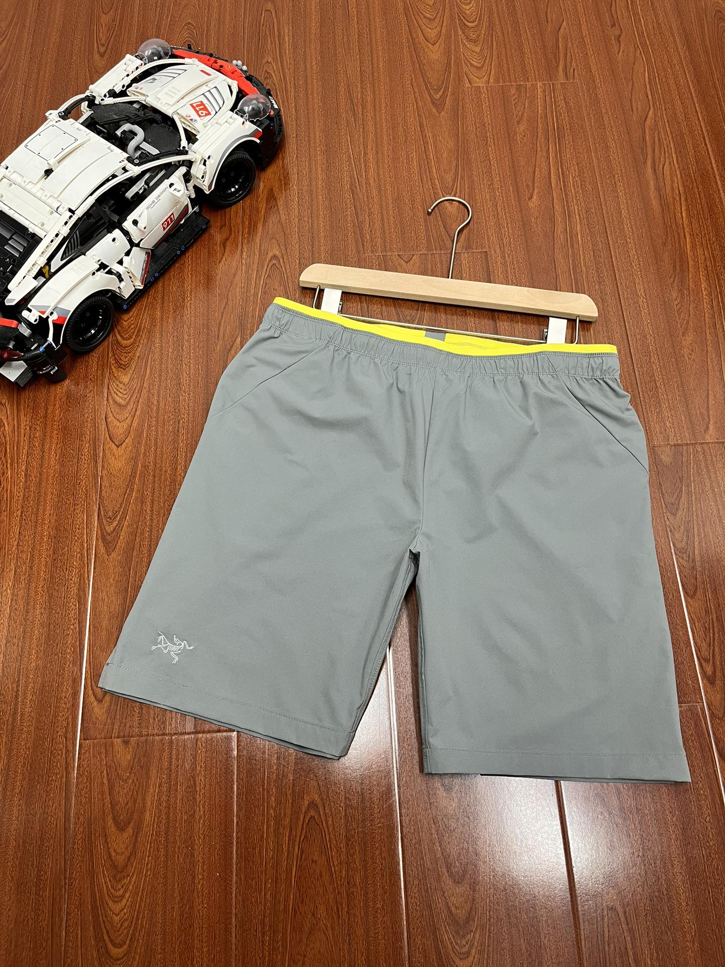 P105 顶尖现货 ARC‘TERYX/始祖鸟 NORVAN SHORT 男女同款运动速干9英寸户外运动休闲短裤100%聚酯纤维同款户外 科技面料运动休闲五分裤轻薄速干短裤休闲通勤 机能短裤
它是可以被定义为一条‘皮肤裤’,防晒抗撕裂,整条裤子包括腰部全带弹力,
让你切身体会到什么叫薄而不透,时刻保持干爽,清爽一夏的体验,都市机能轻量化弹力工装登山短裤,
采用F0双层编织,防泼水/透气/四面弹兼备的科技面料,让您在运动中获得舒适感。 面料拼接分区贴身设计 ,在需要的部位采用特殊面料,立体剪裁结构和胯部三角接片设计, 设计简洁的抽绳腰带调节器,背面两个口袋 采用功能面料,功能设计精心考究,人体工学剪裁,专为户外活动而设计。 腰围有拉绒涤纶里衬,吸湿排汗,手感轻便柔软!
颜色:蓝色,黑色,灰色
尺码:M--3XL
M腰围78臀围106裤长44建议100-125斤左右
L 腰围82臀围110裤长46建议125-145斤左右 XL腰围86臀围114裤长47建议145-165斤左右 2XL腰围90臀围118裤长48建议165-185斤左右 3XL腰围94 臀围122裤长49建议185-210斤左右