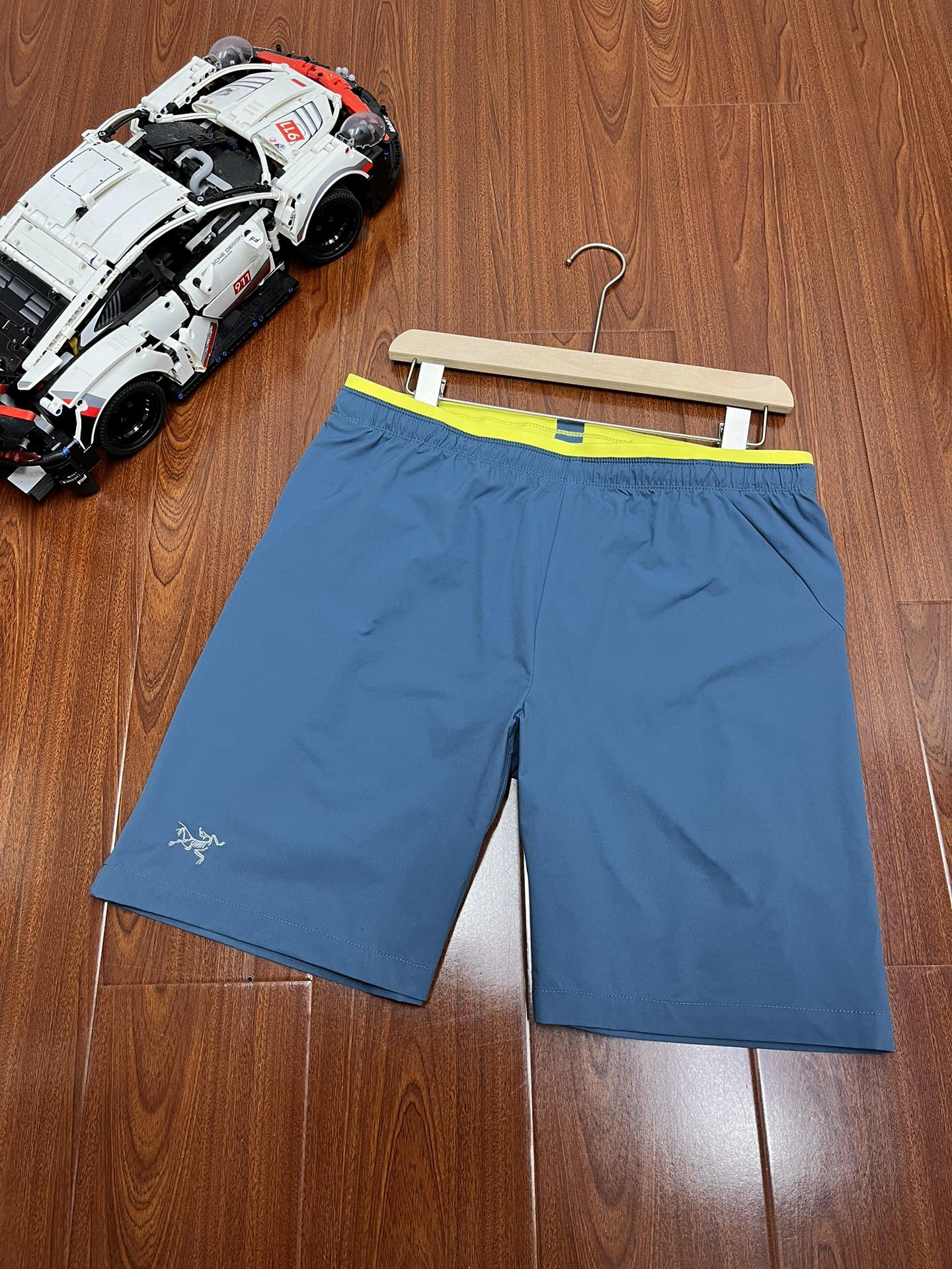 P105 顶尖现货 ARC‘TERYX/始祖鸟 NORVAN SHORT 男女同款运动速干9英寸户外运动休闲短裤100%聚酯纤维同款户外 科技面料运动休闲五分裤轻薄速干短裤休闲通勤 机能短裤
它是可以被定义为一条‘皮肤裤’,防晒抗撕裂,整条裤子包括腰部全带弹力,
让你切身体会到什么叫薄而不透,时刻保持干爽,清爽一夏的体验,都市机能轻量化弹力工装登山短裤,
采用F0双层编织,防泼水/透气/四面弹兼备的科技面料,让您在运动中获得舒适感。 面料拼接分区贴身设计 ,在需要的部位采用特殊面料,立体剪裁结构和胯部三角接片设计, 设计简洁的抽绳腰带调节器,背面两个口袋 采用功能面料,功能设计精心考究,人体工学剪裁,专为户外活动而设计。 腰围有拉绒涤纶里衬,吸湿排汗,手感轻便柔软!
颜色:蓝色,黑色,灰色
尺码:M--3XL
M腰围78臀围106裤长44建议100-125斤左右
L 腰围82臀围110裤长46建议125-145斤左右 XL腰围86臀围114裤长47建议145-165斤左右 2XL腰围90臀围118裤长48建议165-185斤左右 3XL腰围94 臀围122裤长49建议185-210斤左右