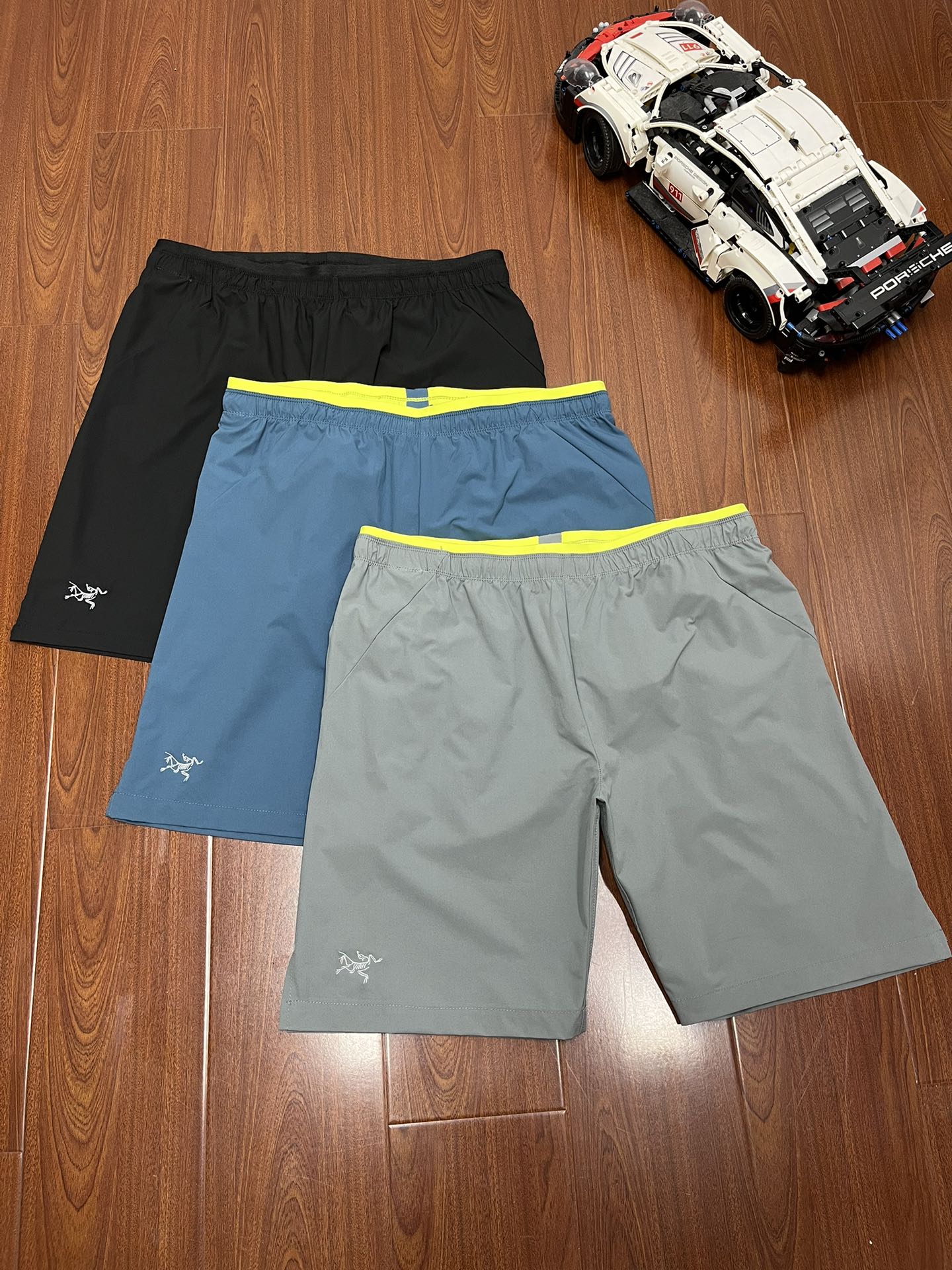 P105 顶尖现货 ARC‘TERYX/始祖鸟 NORVAN SHORT 男女同款运动速干9英寸户外运动休闲短裤100%聚酯纤维同款户外 科技面料运动休闲五分裤轻薄速干短裤休闲通勤 机能短裤
它是可以被定义为一条‘皮肤裤’,防晒抗撕裂,整条裤子包括腰部全带弹力,
让你切身体会到什么叫薄而不透,时刻保持干爽,清爽一夏的体验,都市机能轻量化弹力工装登山短裤,
采用F0双层编织,防泼水/透气/四面弹兼备的科技面料,让您在运动中获得舒适感。 面料拼接分区贴身设计 ,在需要的部位采用特殊面料,立体剪裁结构和胯部三角接片设计, 设计简洁的抽绳腰带调节器,背面两个口袋 采用功能面料,功能设计精心考究,人体工学剪裁,专为户外活动而设计。 腰围有拉绒涤纶里衬,吸湿排汗,手感轻便柔软!
颜色:蓝色,黑色,灰色
尺码:M--3XL
M腰围78臀围106裤长44建议100-125斤左右
L 腰围82臀围110裤长46建议125-145斤左右 XL腰围86臀围114裤长47建议145-165斤左右 2XL腰围90臀围118裤长48建议165-185斤左右 3XL腰围94 臀围122裤长49建议185-210斤左右